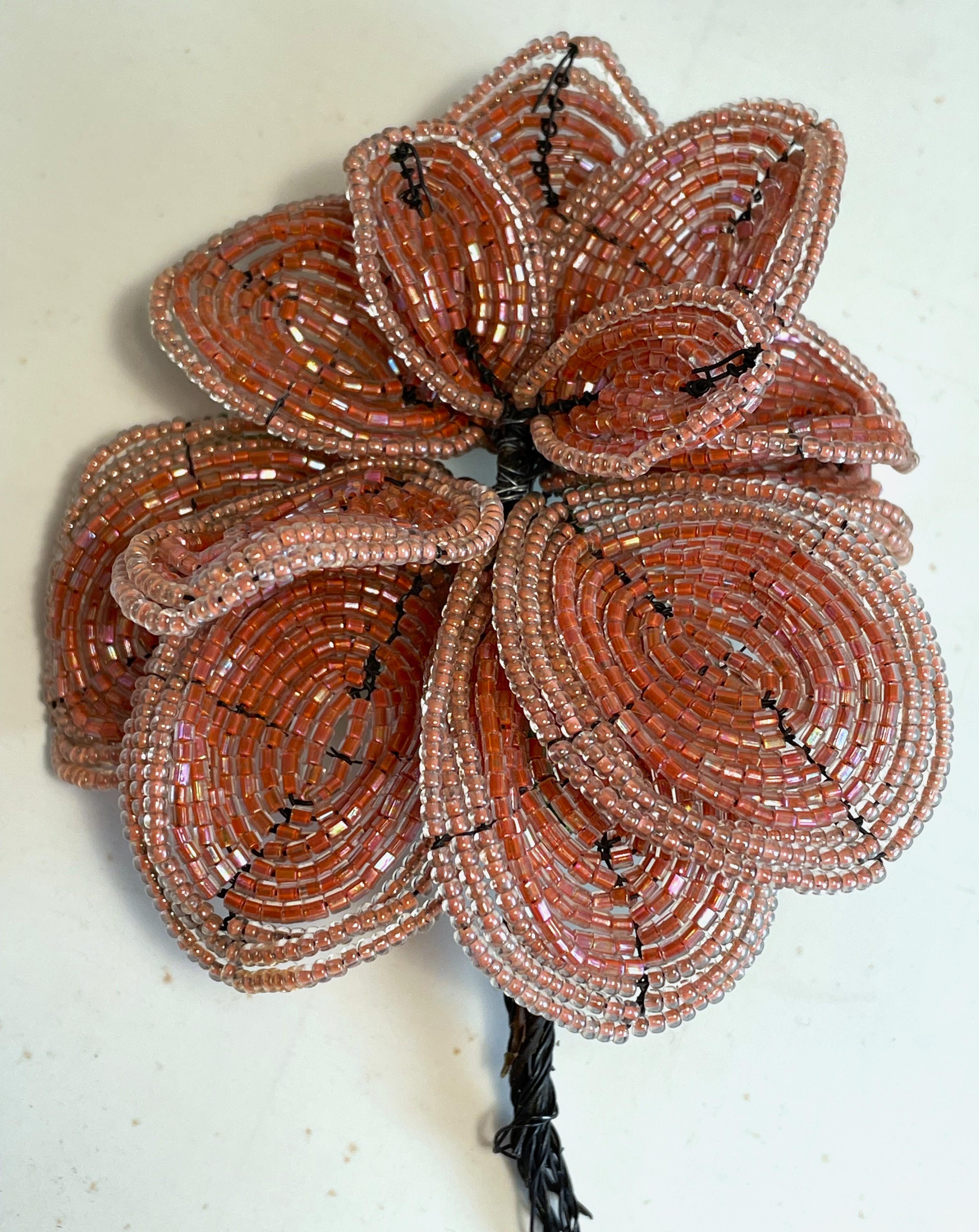 Si tratta di un bellissimo fiore rosa lucido con molti petali e perline fatte a mano, che sarebbe perfetto come grande boutonniere o come fantastica aggiunta a qualsiasi composizione floreale, oppure da solo in un piccolo vaso o semplicemente così
