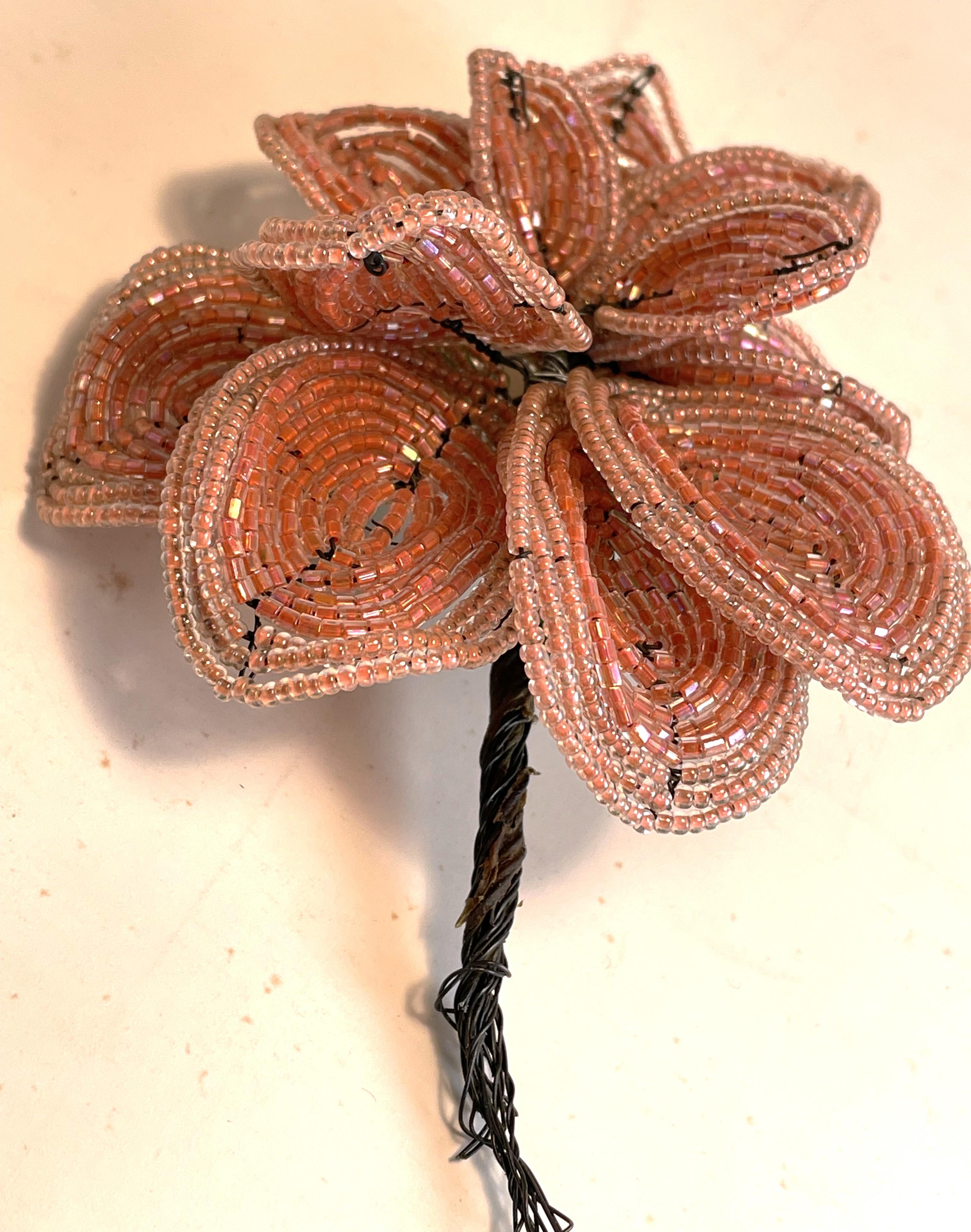 Mid-Century moderno Perline a mano Lg Fiore Rosa Esposizione floreale Molti petali in vendita
