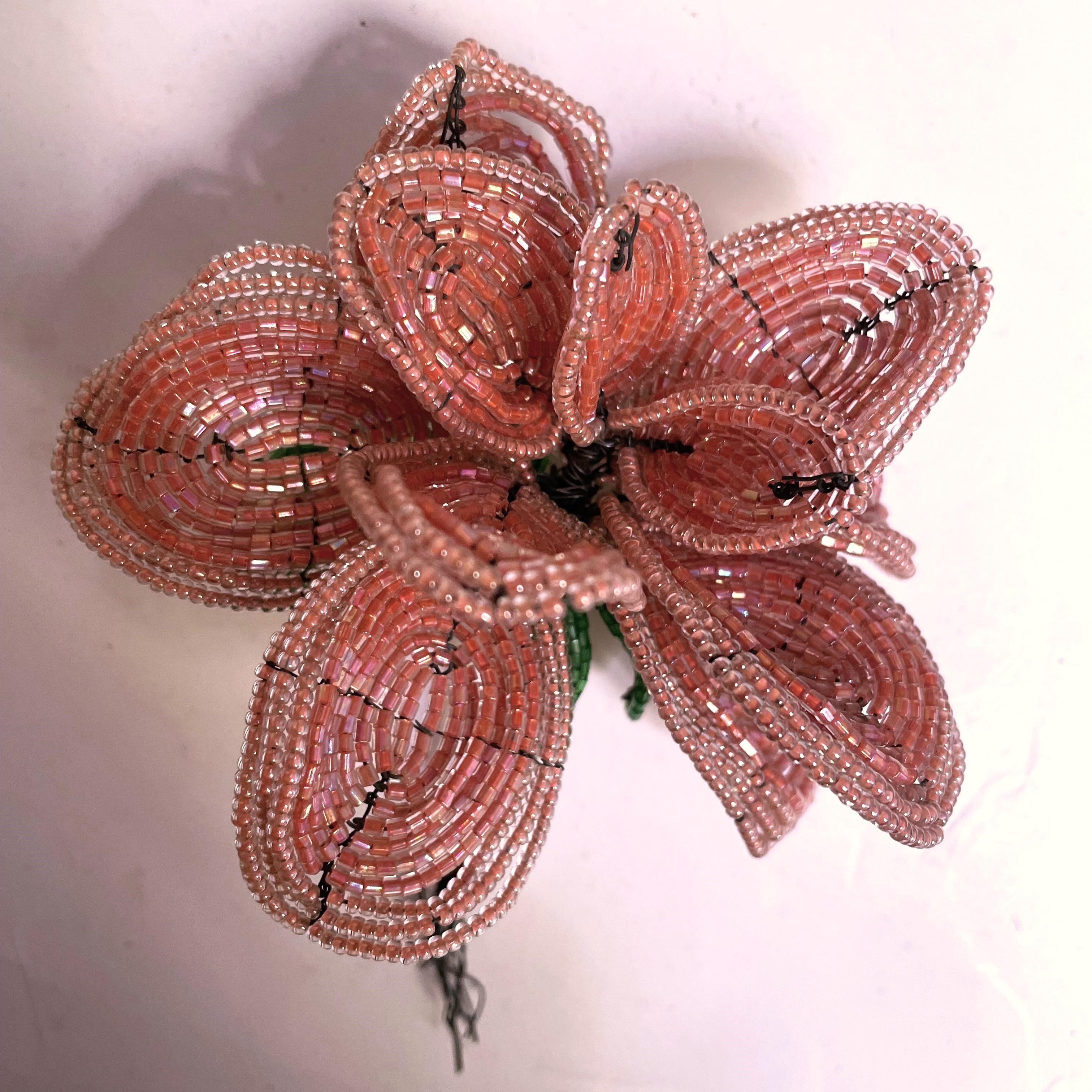 Americano Perline a mano Lg Fiore Rosa Esposizione floreale Molti petali in vendita