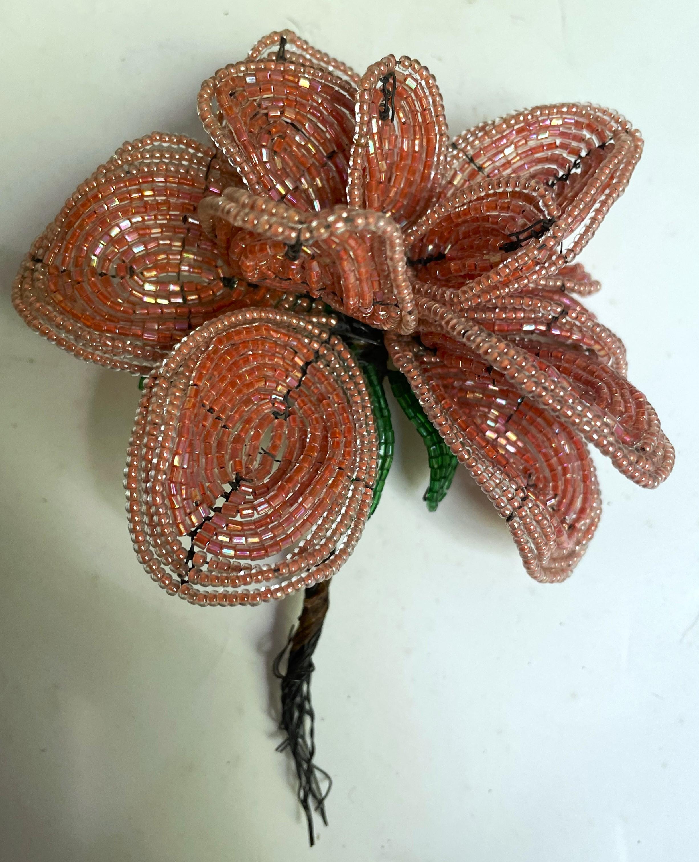 Con perline Perline a mano Lg Fiore Rosa Esposizione floreale Molti petali in vendita