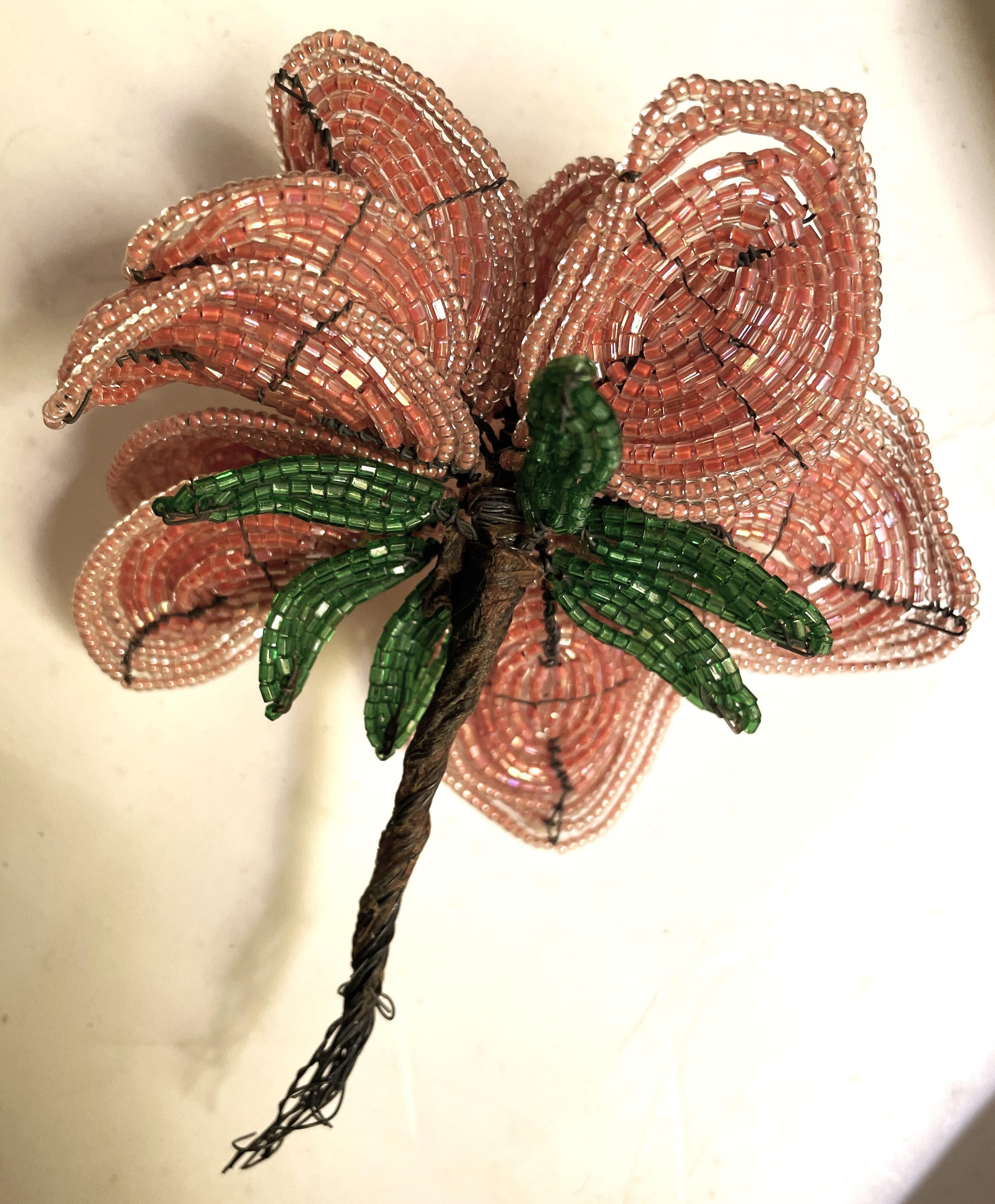 Perline a mano Lg Fiore Rosa Esposizione floreale Molti petali In condizioni buone in vendita a Clifton Forge, VA