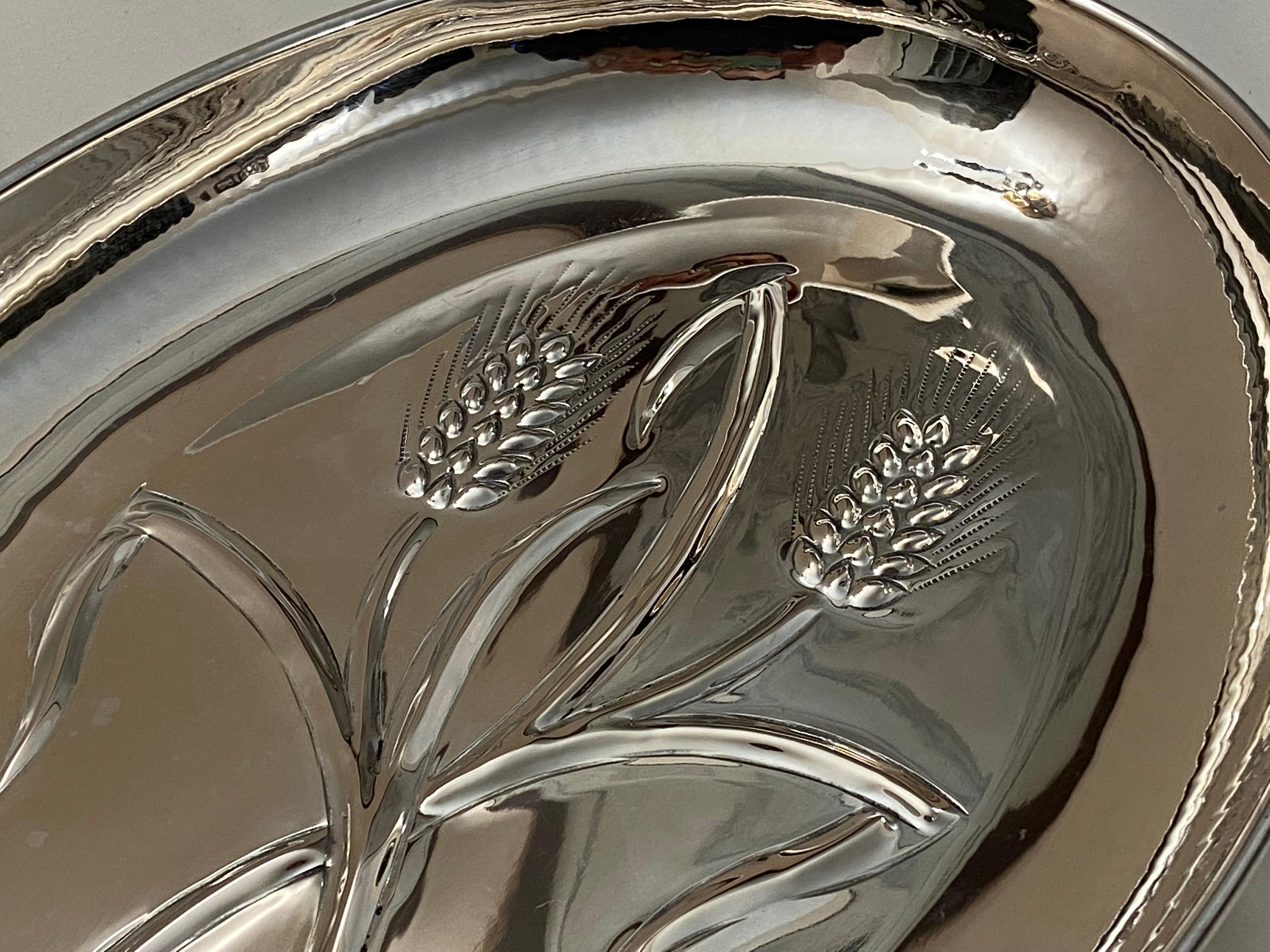 Hand-beaten 800 Silver Serving Tray.Made in Italy.
Wrought entirely by hand, you represent ears of wheat, a symbol of good luck and bearers of well-being. It measures 31 cm, 22 cm high, 3.5 cm high; Oval, weighs 405 grams. Regularly stamped with