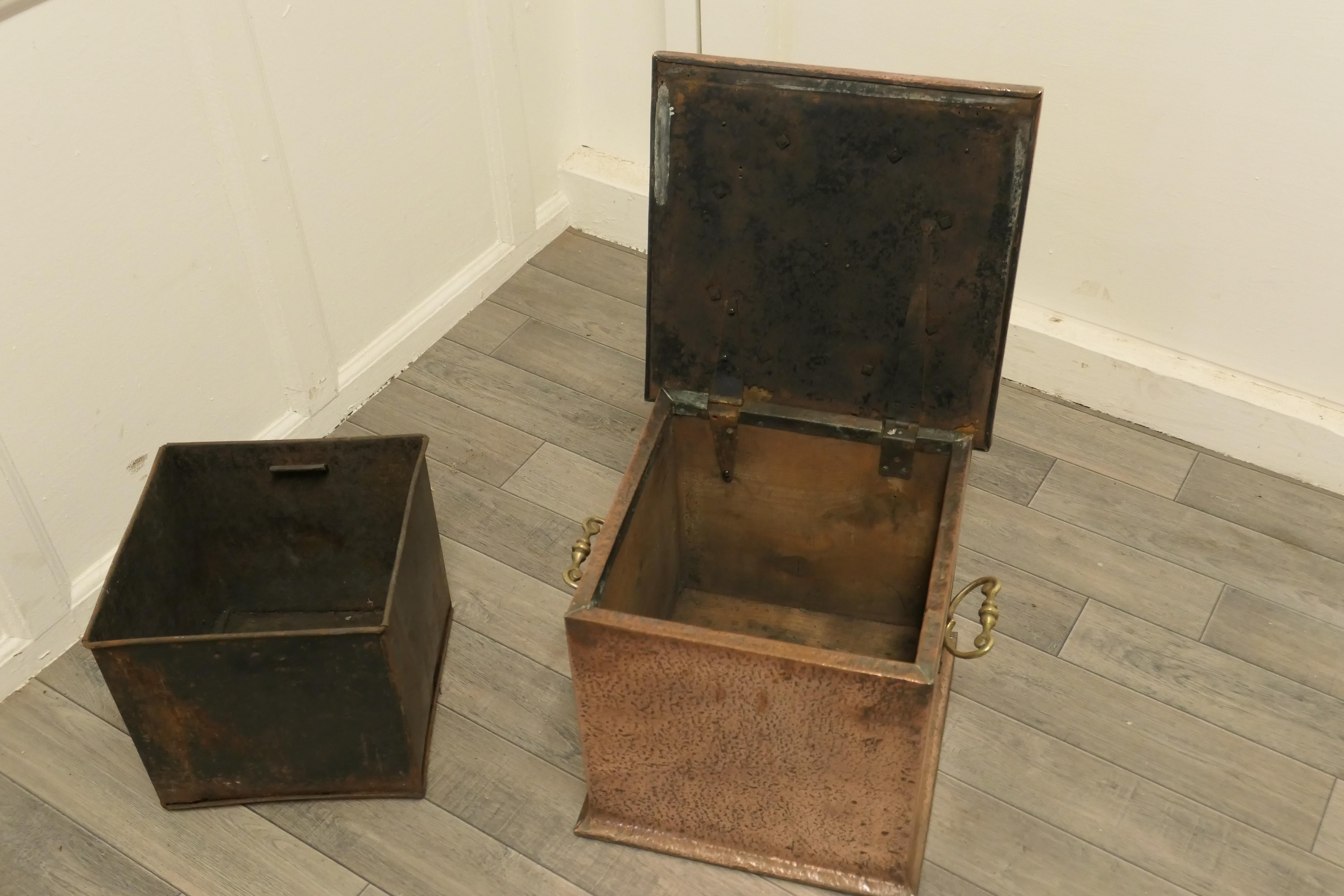 Hand Beaten Arts and Crafts Copper Coal Box    In Good Condition For Sale In Chillerton, Isle of Wight