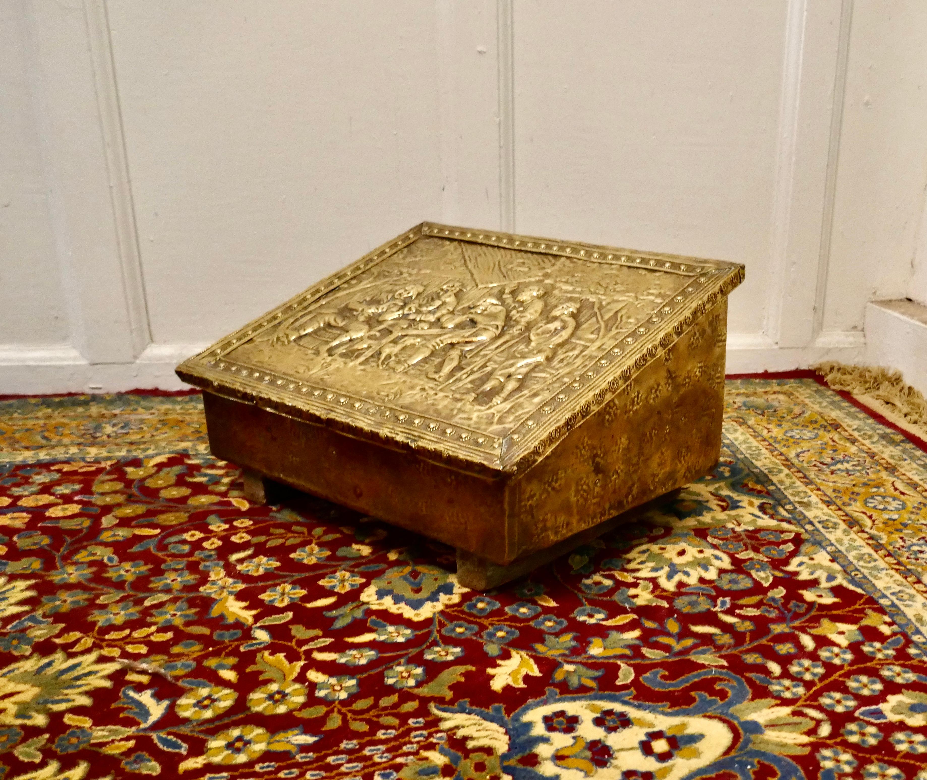 Hand Beaten Brass Fireside Slipper Box In Good Condition For Sale In Godshill, Isle of Wight