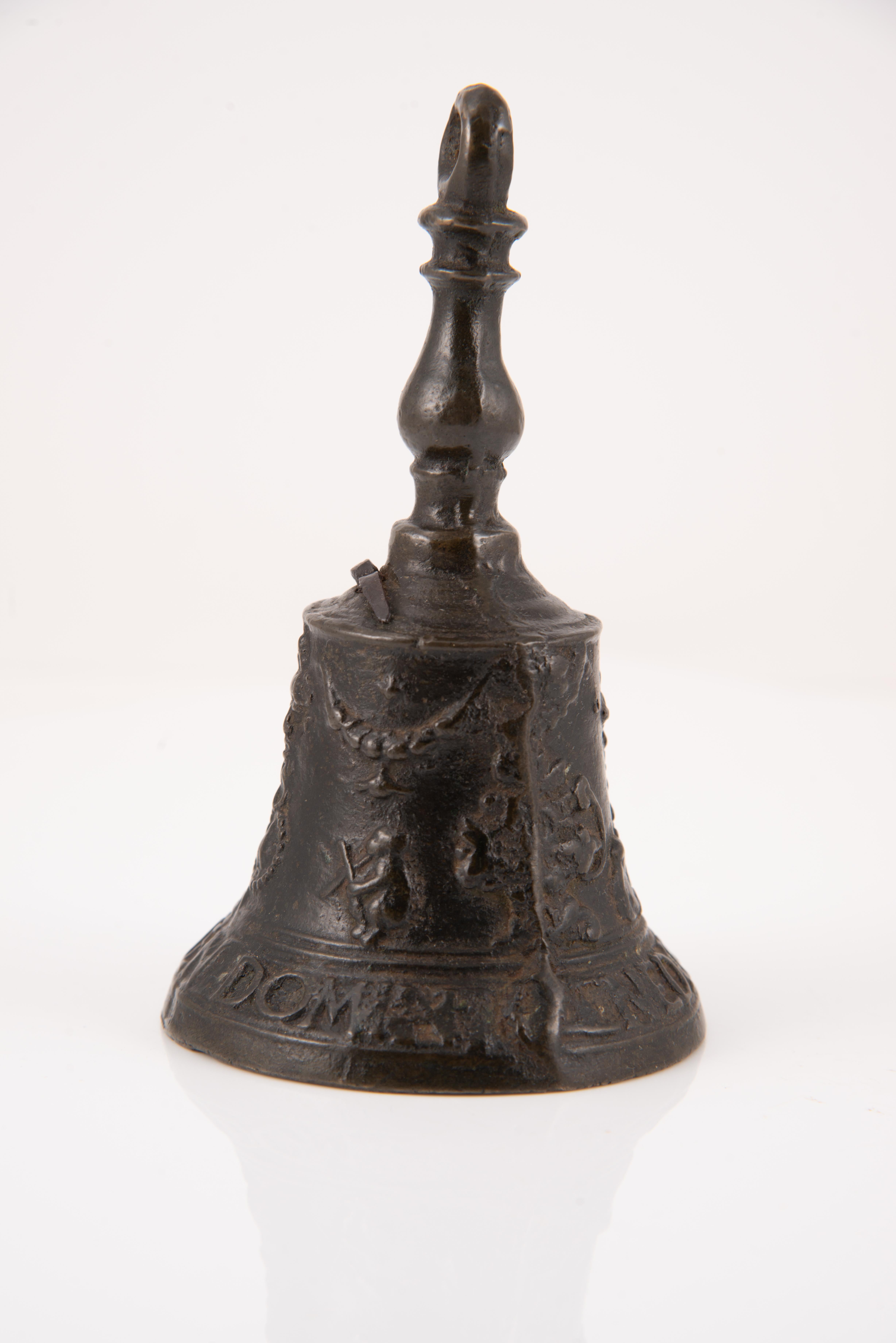 Hand bell or bell, “from Malinas”. Bronze. 16th century. In Fair Condition For Sale In Madrid, ES