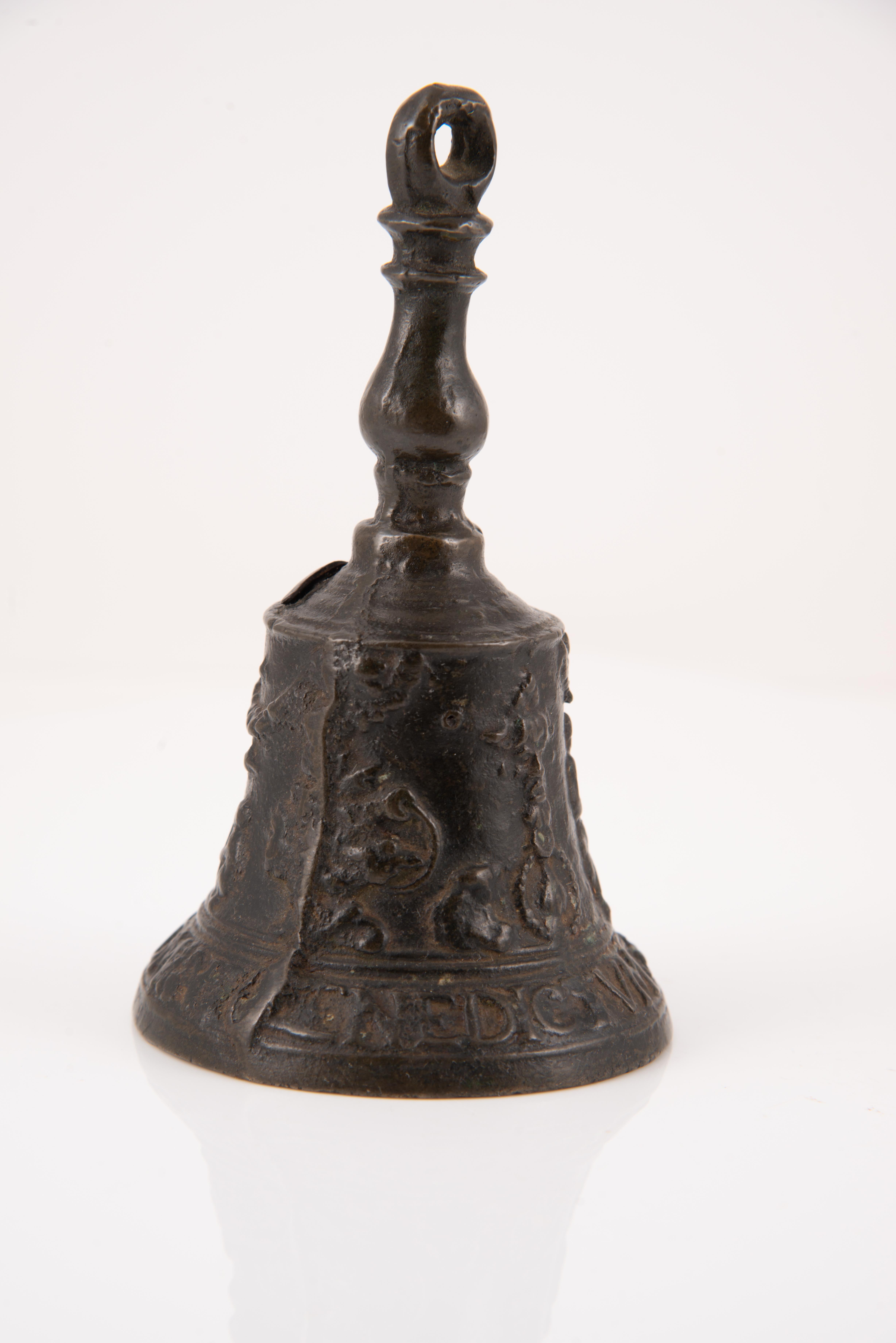 18th Century and Earlier Hand bell or bell, “from Malinas”. Bronze. 16th century. For Sale