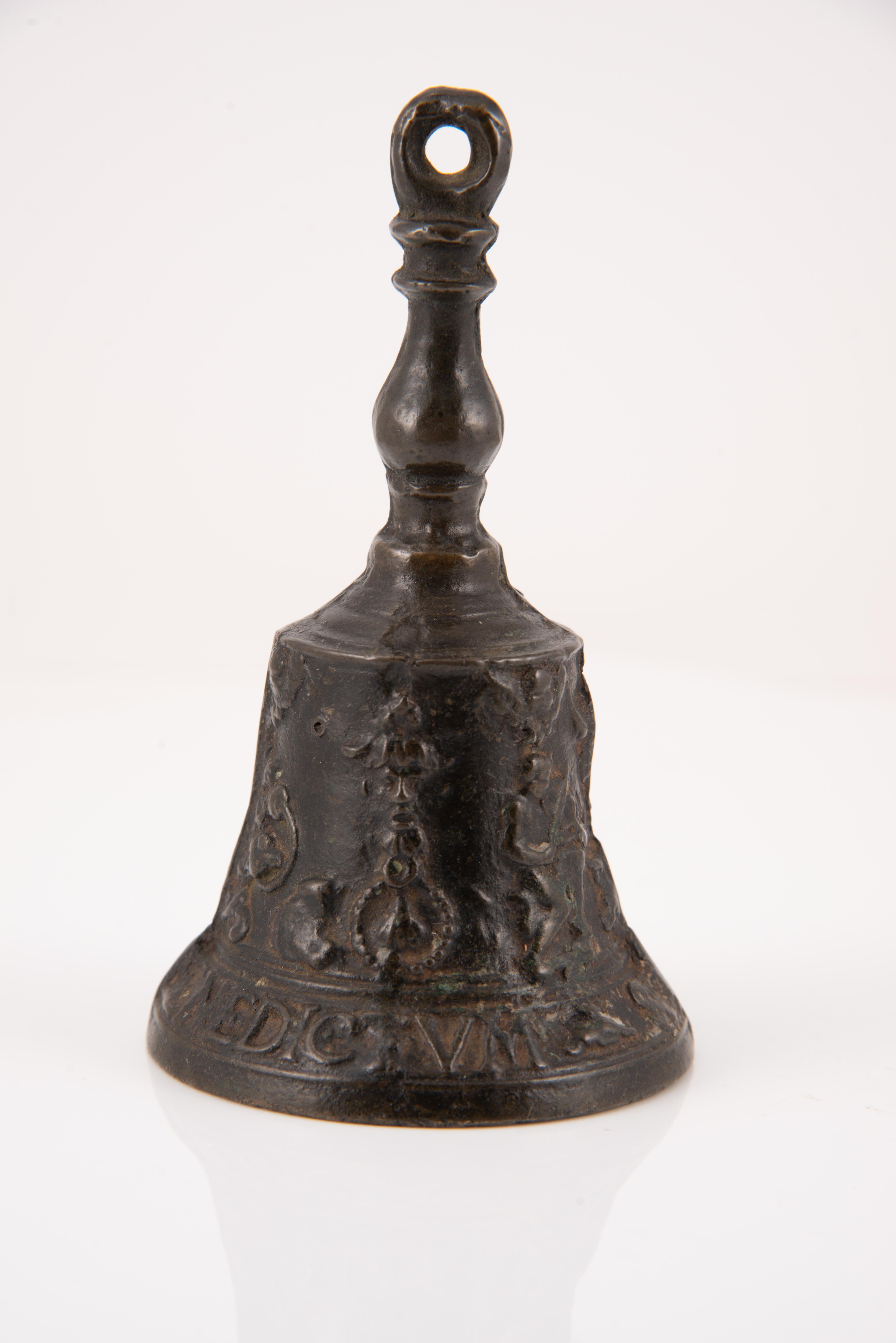 Hand bell or bell, “from Malinas”. Bronze. 16th century. For Sale 1