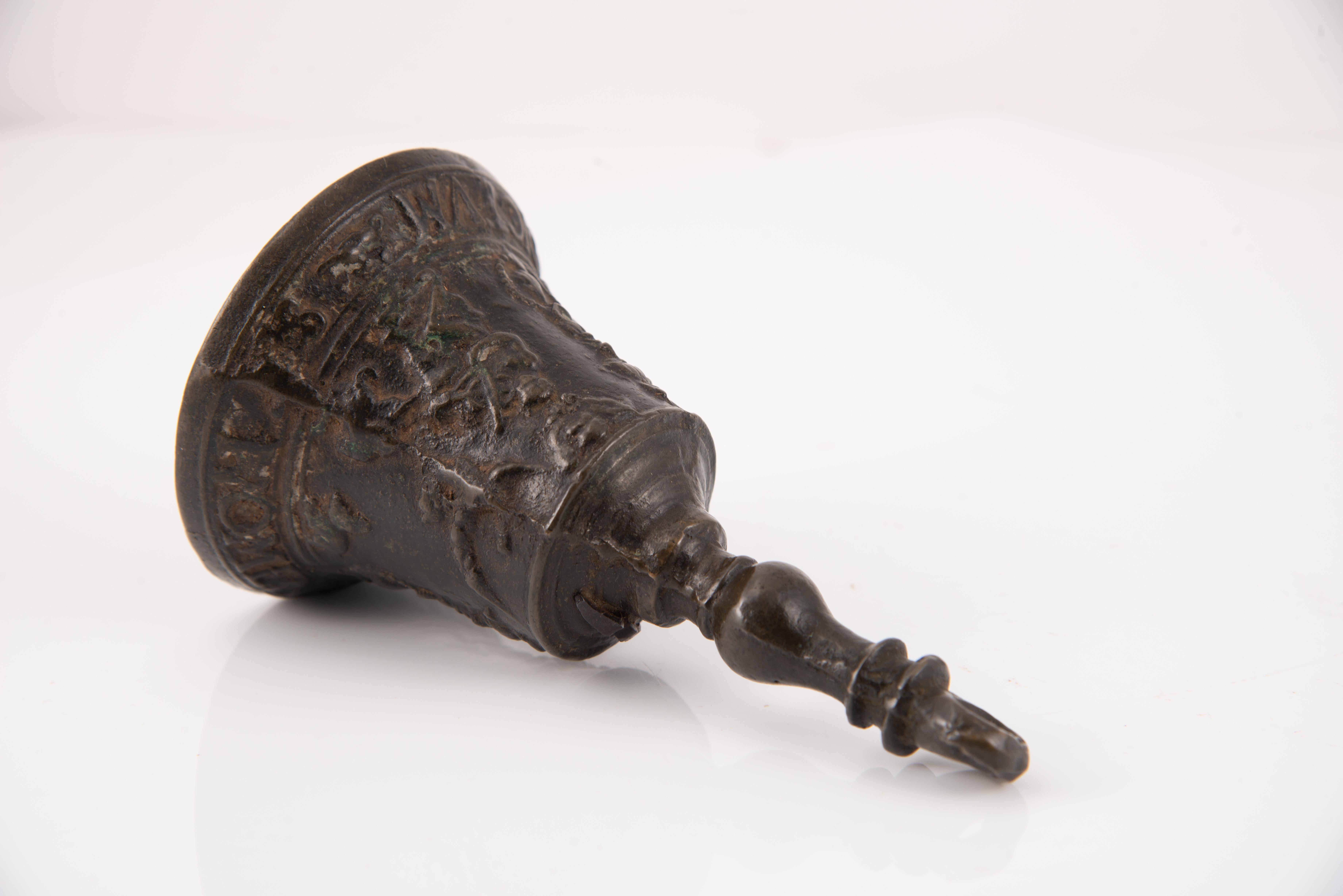 Hand bell or bell, “from Malinas”. Bronze. 16th century. For Sale 2