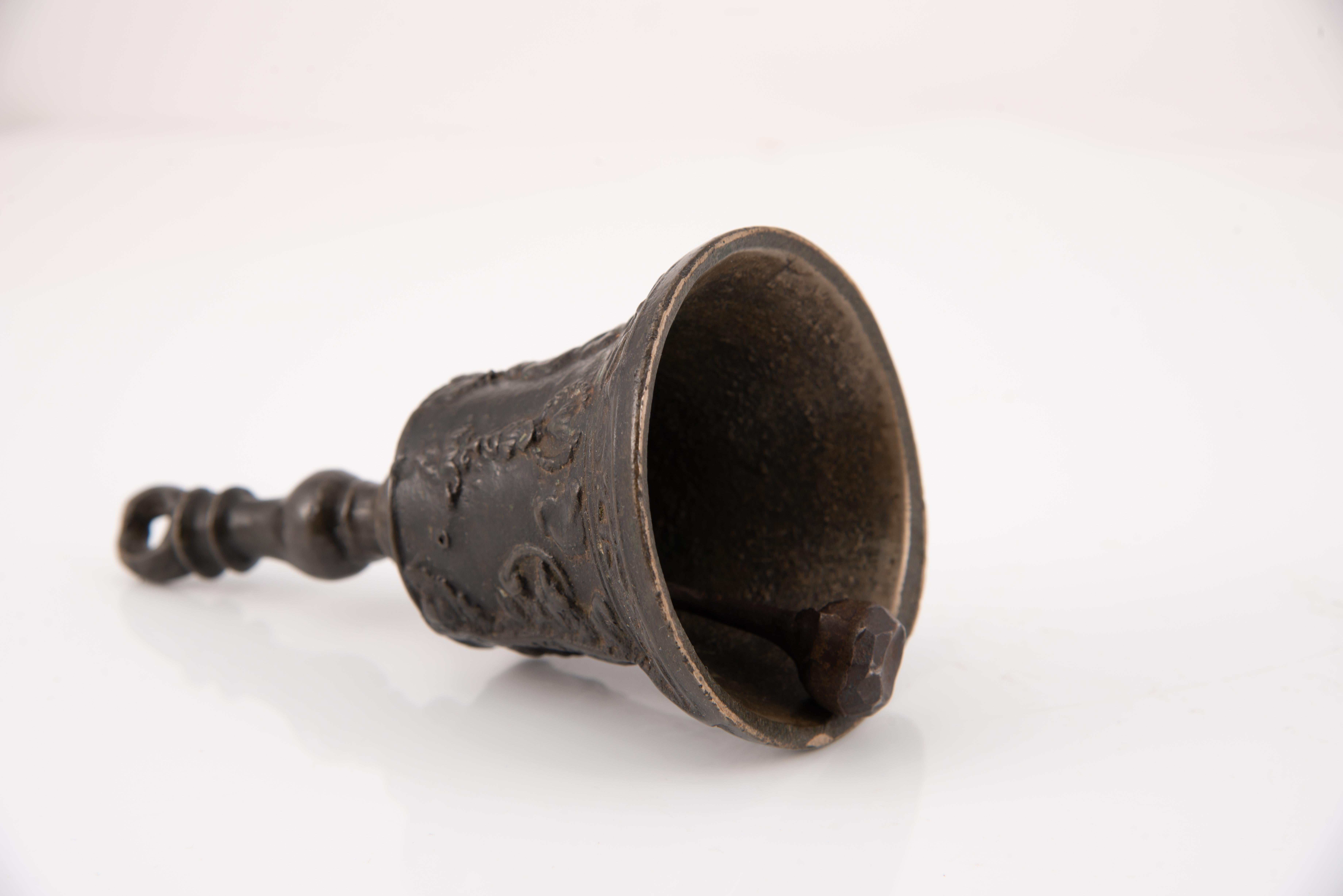 Hand bell or bell, “from Malinas”. Bronze. 16th century. For Sale 3