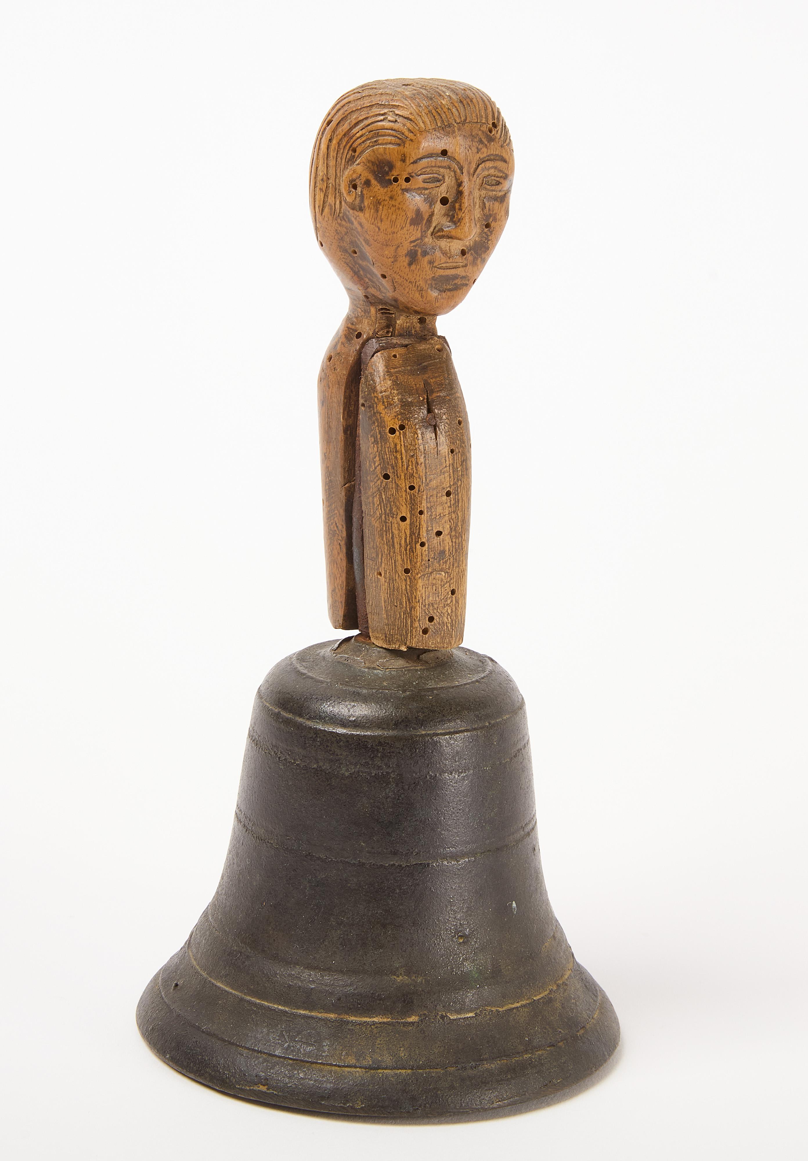 Campana de mano con asa tallada de arte popular. Estadounidense, hacia 1890.



