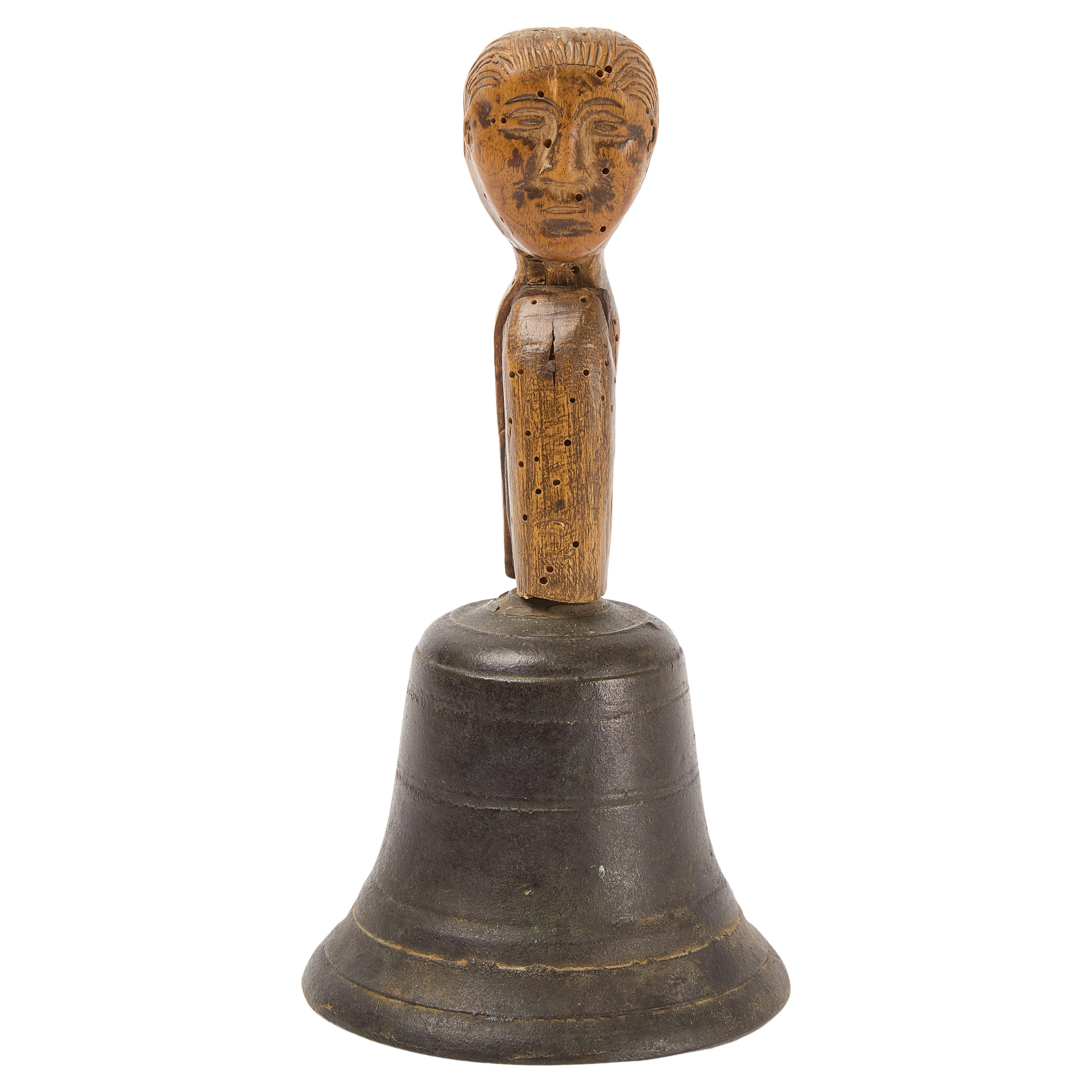 Handglocke mit Folk Art Carved Griff
