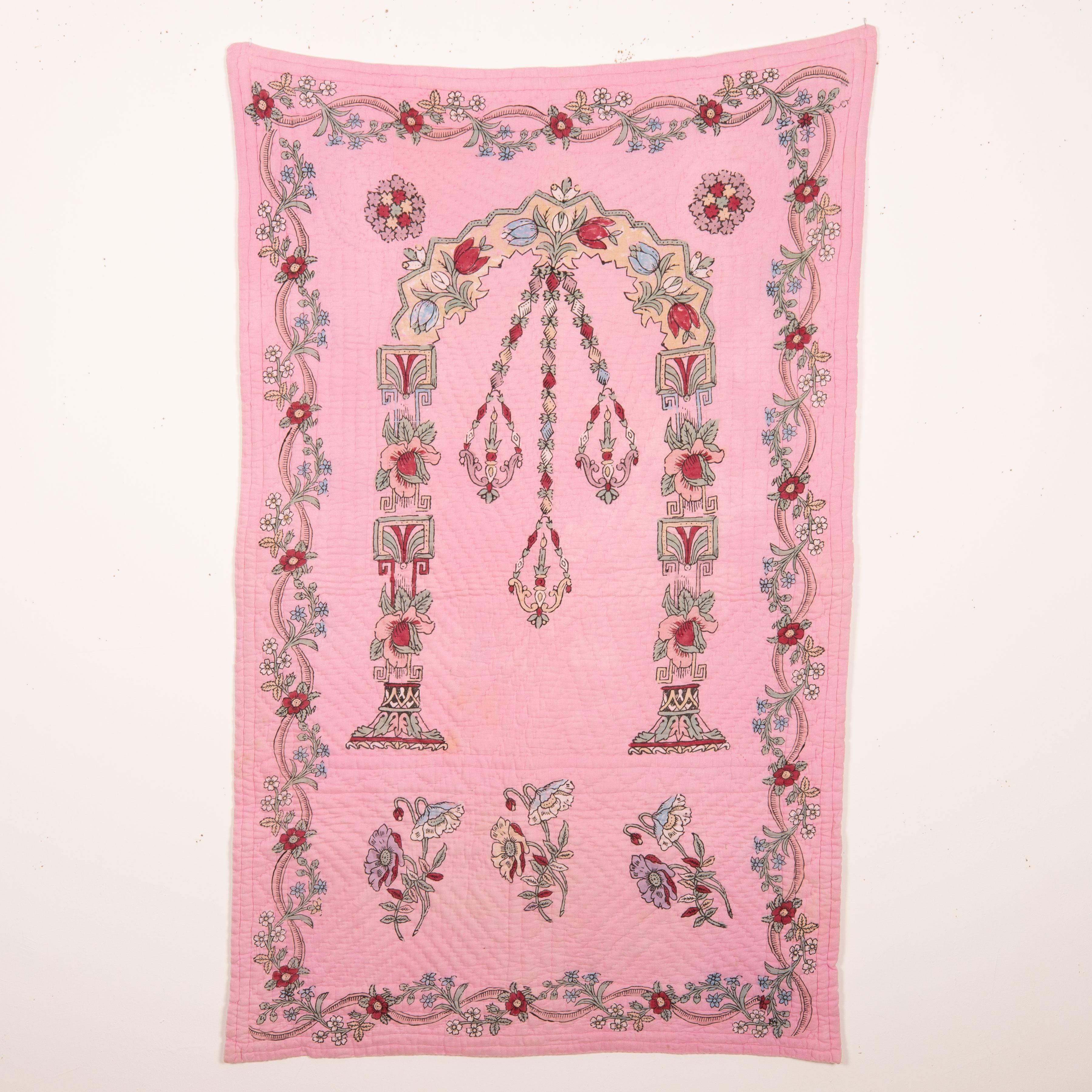 Der Handblockdruck ist eines der Wahrzeichen der materiellen Kultur Westanatoliens. Diese Quilts wurden entweder als Gebetsteppiche oder als Wandbehang verwendet.
