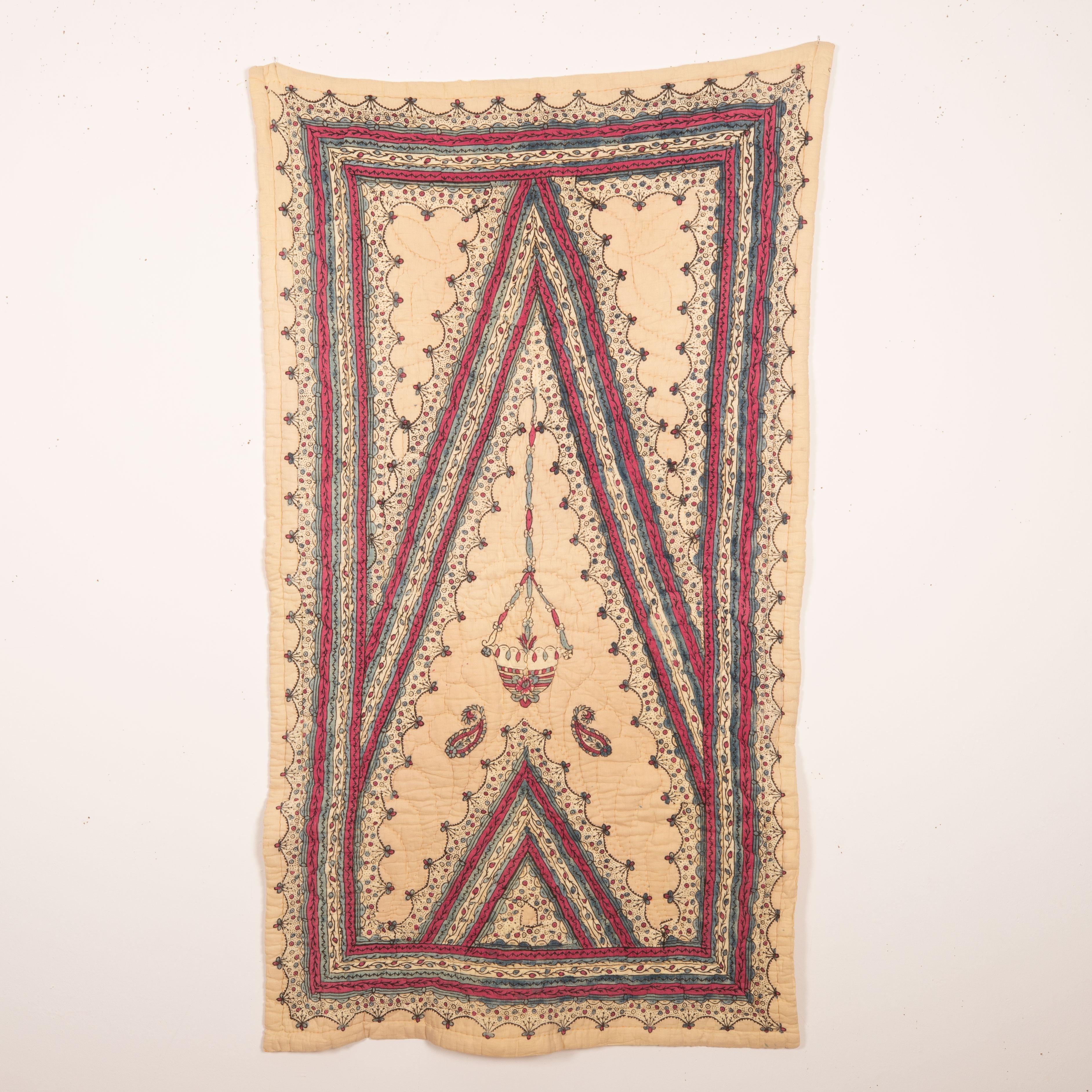 Der Handblockdruck ist eines der Wahrzeichen der materiellen Kultur Westanatoliens. Diese Quilts wurden entweder als Gebetsteppiche oder als Wandbehang verwendet.

