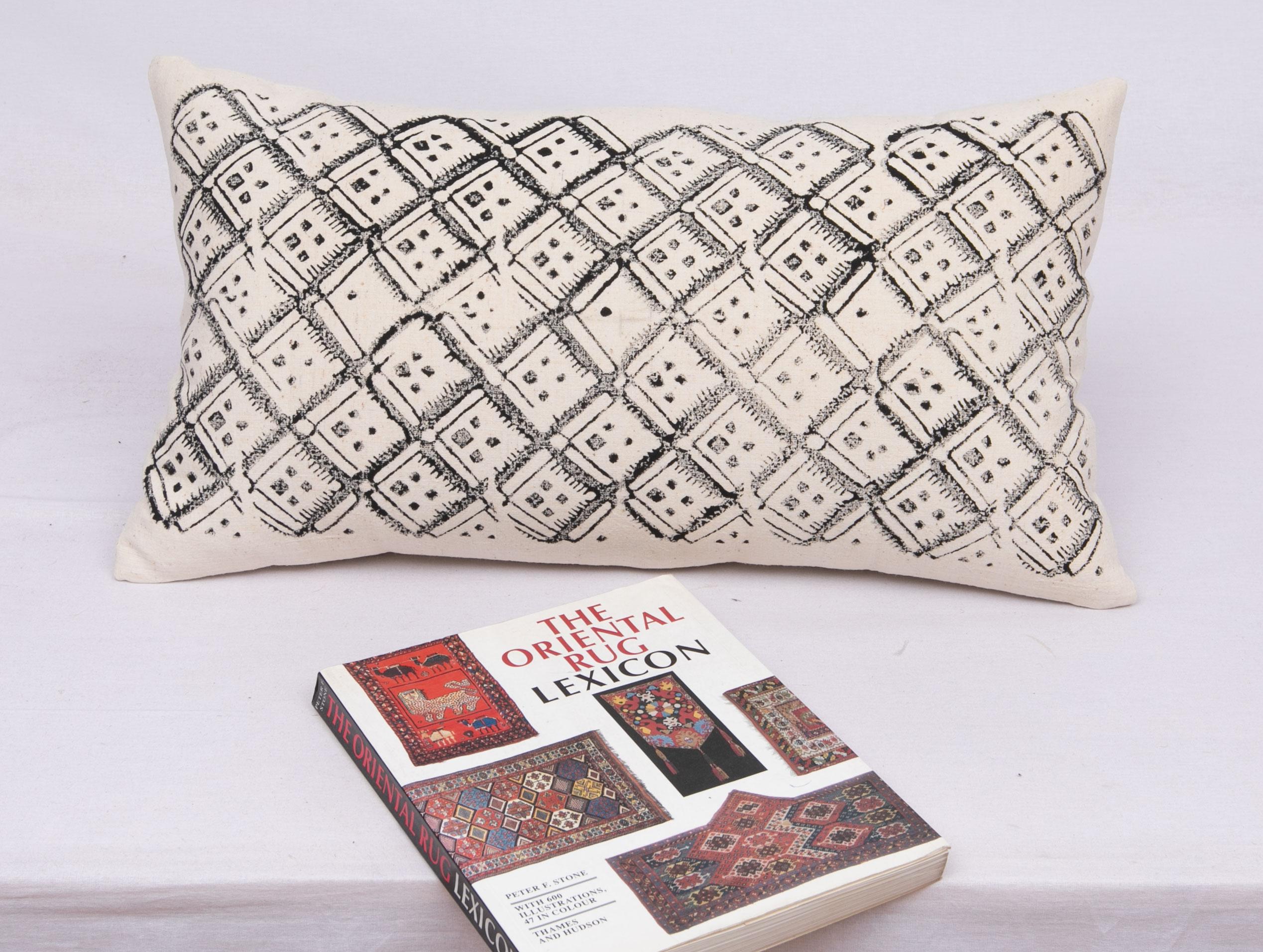 I blocchi originali dell'Anatolia sono stati utilizzati per stampare questi motivi su un tessuto di cotone vintage tessuto a mano.
Non viene fornito con un inserto, ma con un sacchetto di dimensioni adatte a contenere i materiali