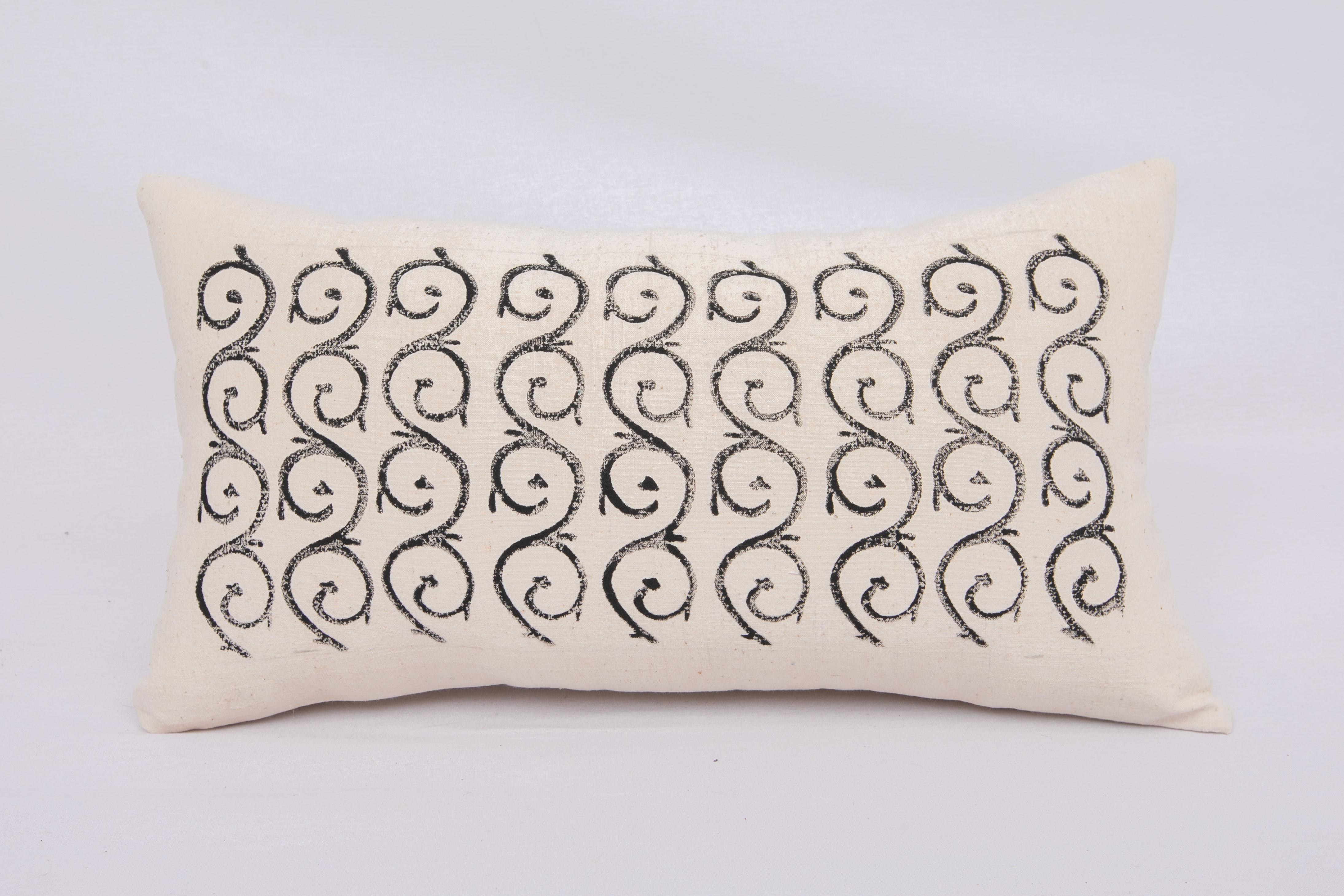 De vieux blocs anatoliens originaux ont été utilisés pour imprimer ces motifs sur un tissu de coton vintage tissé à la main.
Il n'est pas livré avec un insert mais avec un sac dont la taille est adaptée aux matériaux de l'insert.
Coton dans le