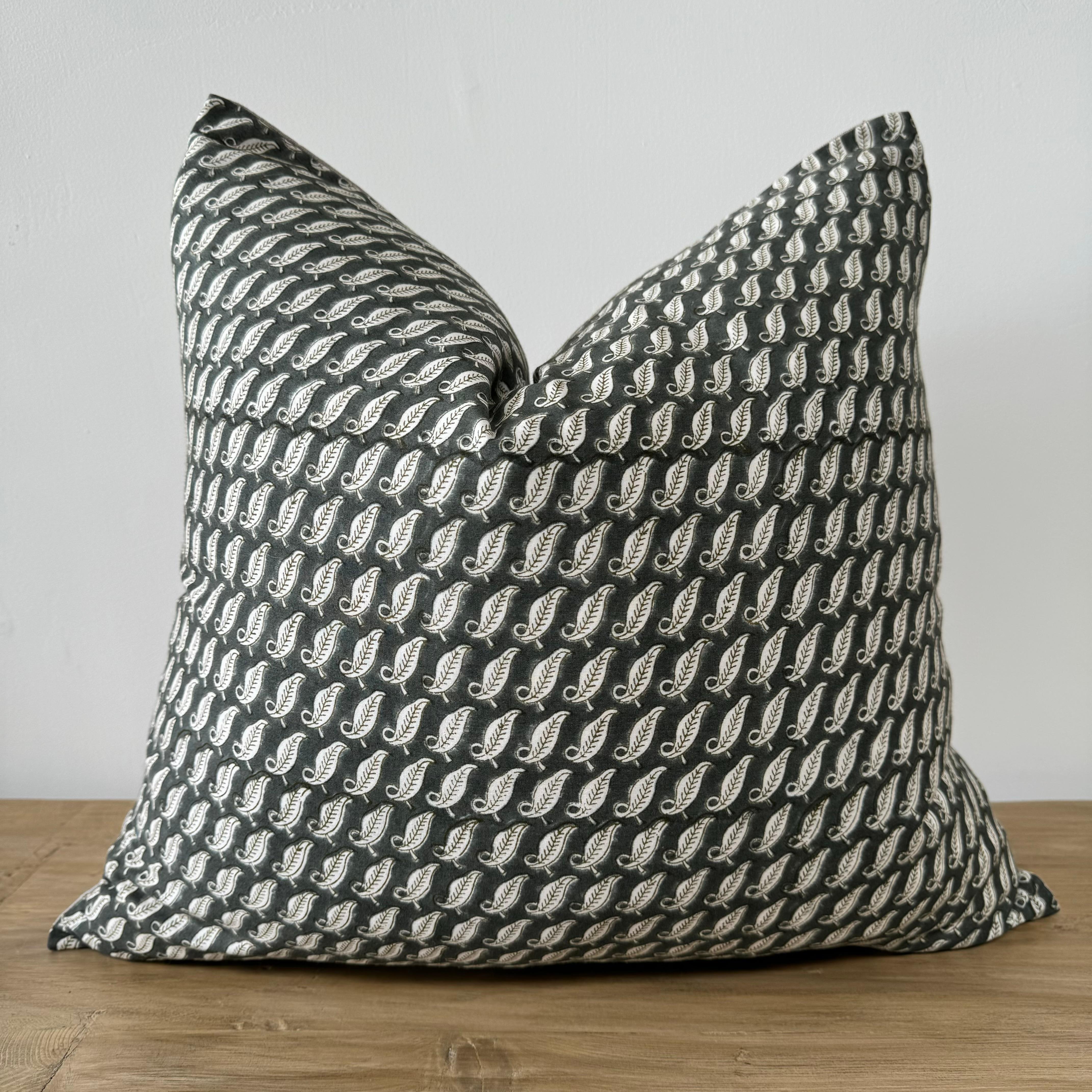Notre dernière collection de magnifiques coussins en lin et bloqués à la main peut être arrangée pour créer de la beauté et apporter une touche de couleur à votre pièce tout en y ajoutant de la douceur ! Sur le dos : 100% Natural Linen