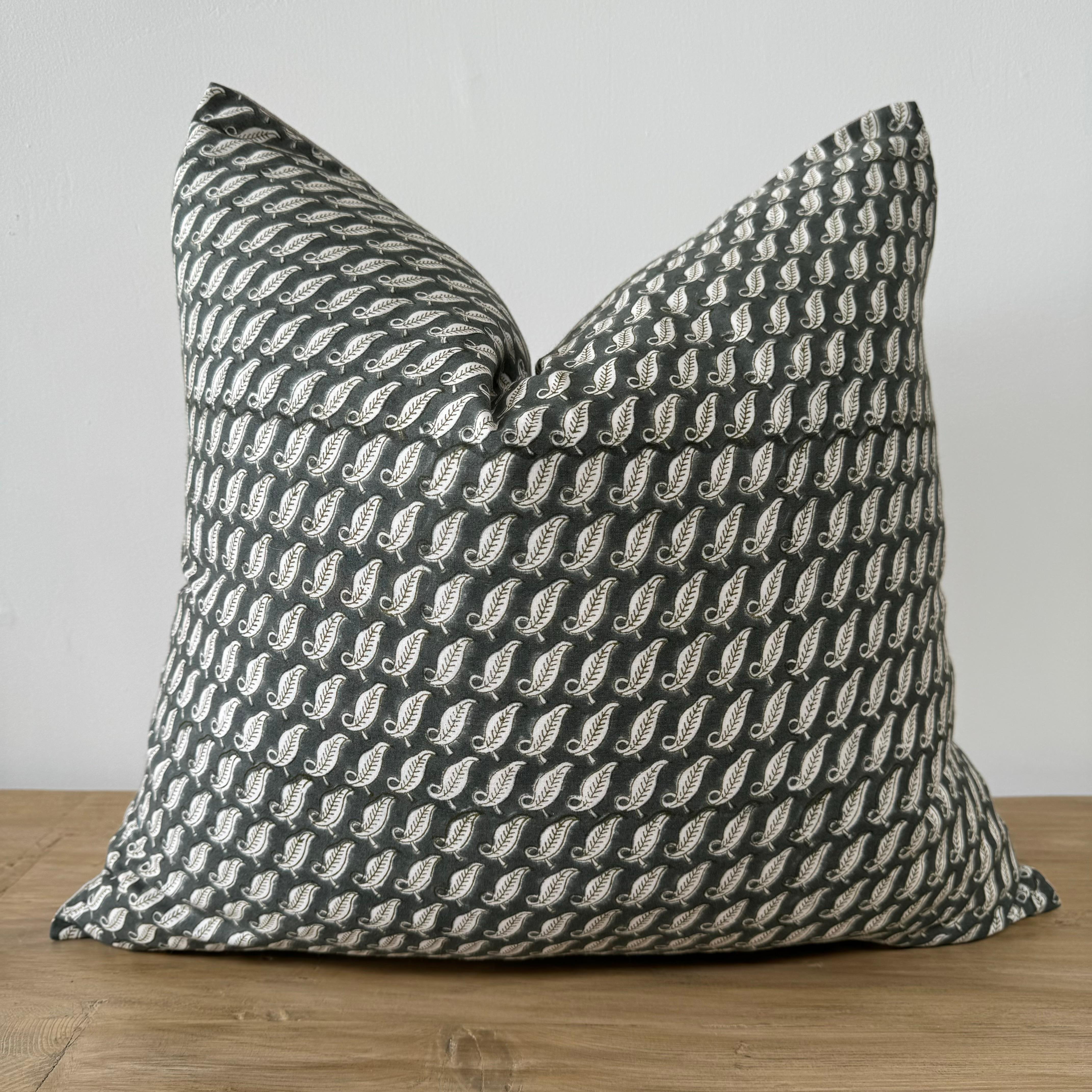 Coussin en lin bloqué à la main avec insert de plumes de duvet Bon état - En vente à Old Town Orange, CA