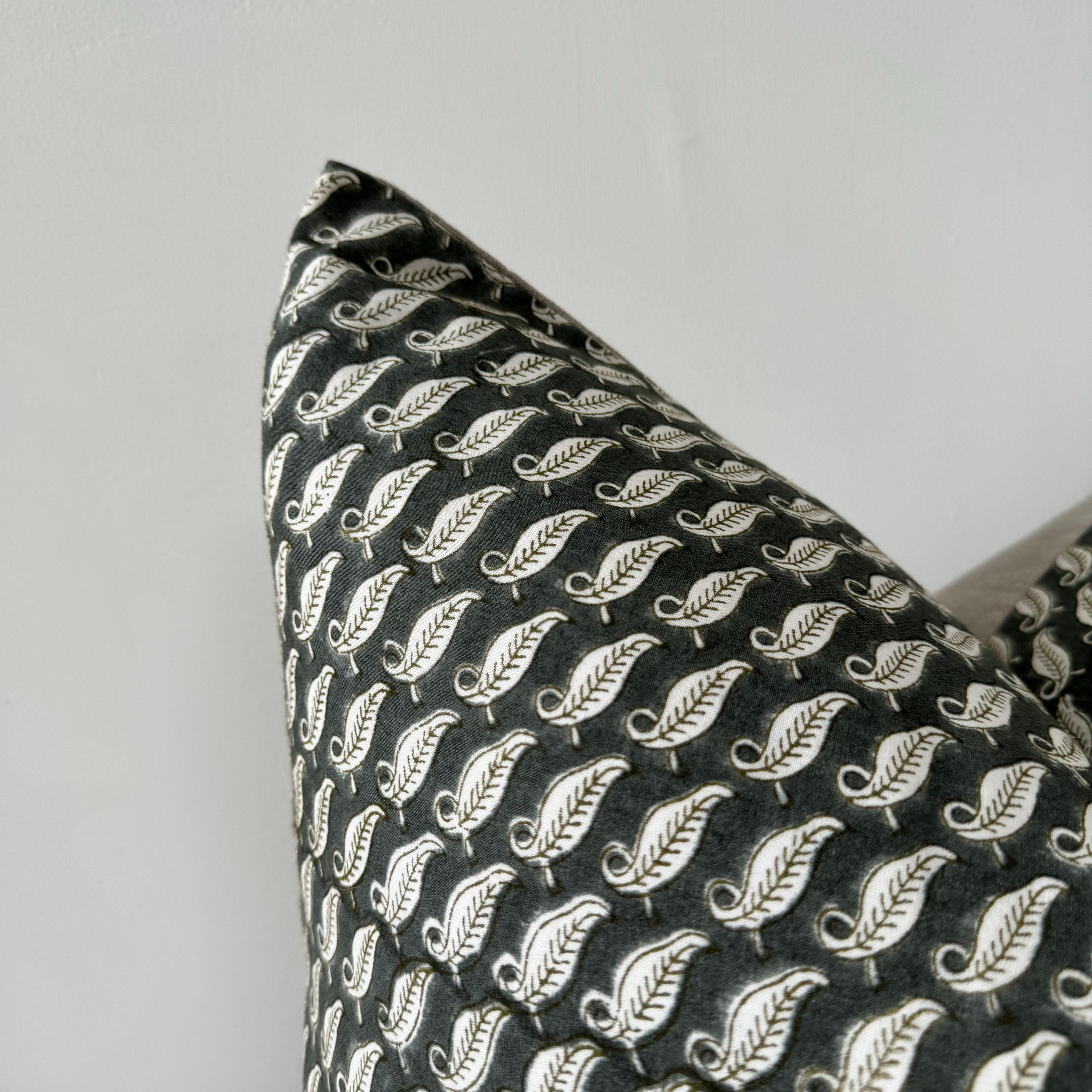 XXIe siècle et contemporain Coussin en lin bloqué à la main avec insert de plumes de duvet en vente