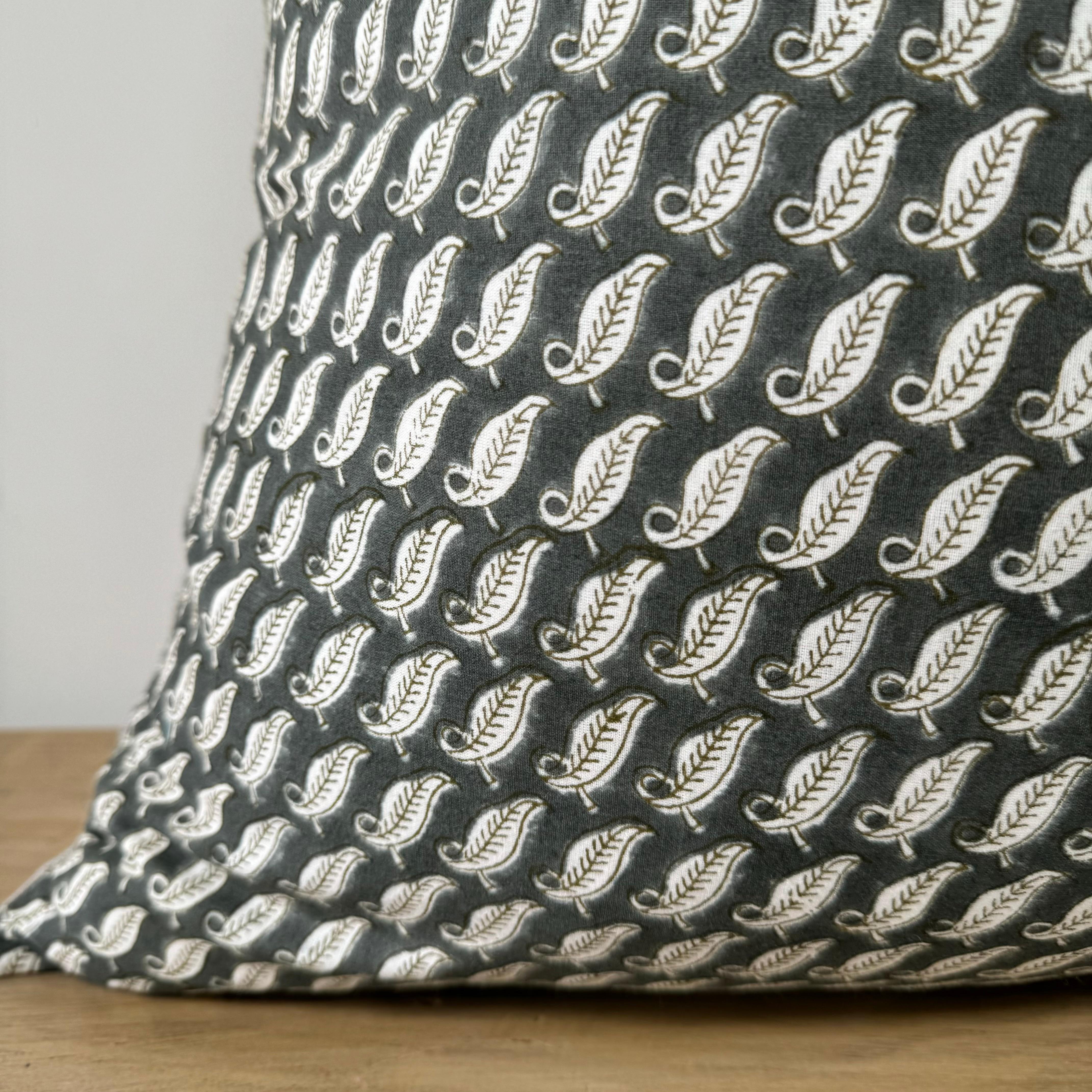 Lin Coussin en lin bloqué à la main avec insert de plumes de duvet en vente