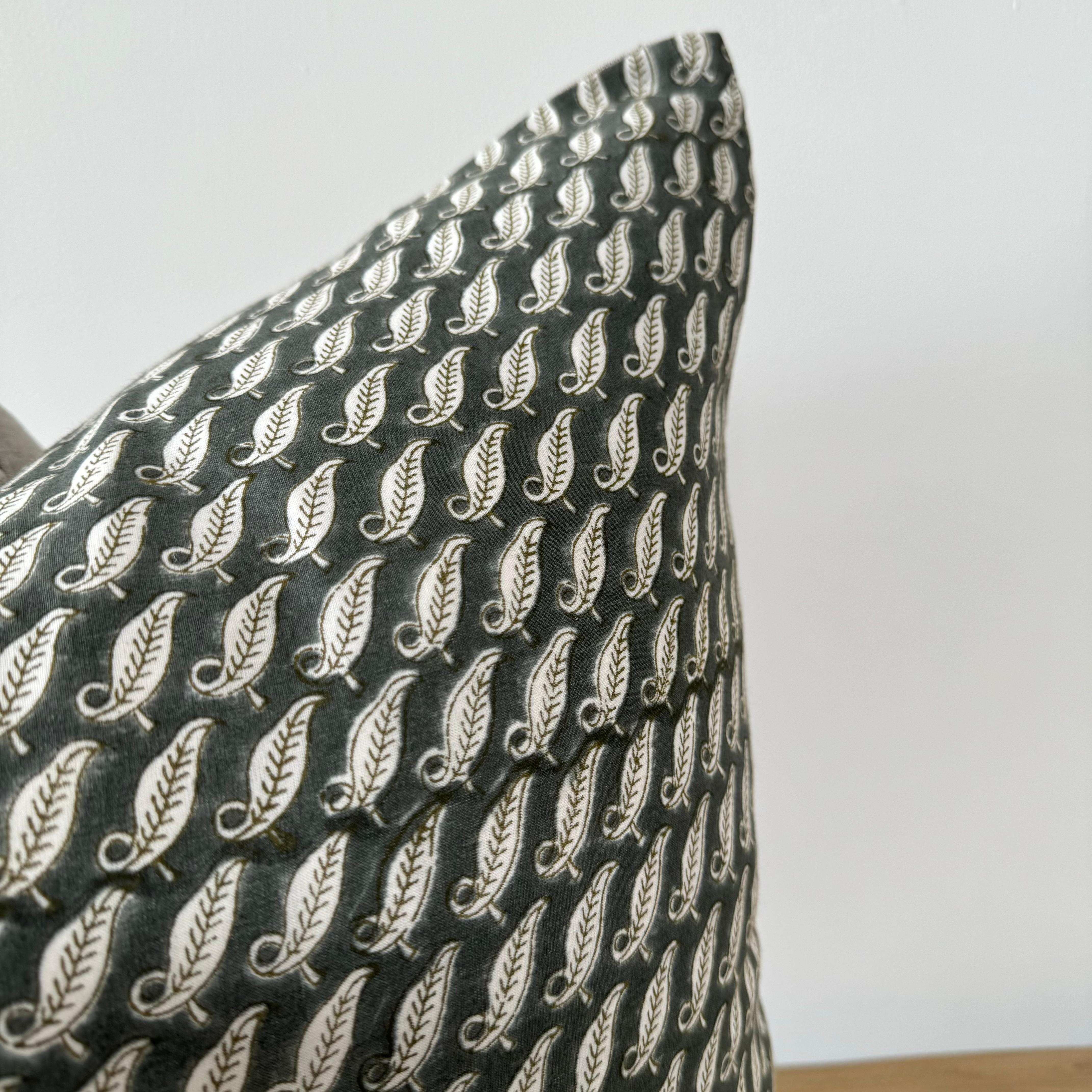 Coussin en lin bloqué à la main avec insert de plumes de duvet en vente 1