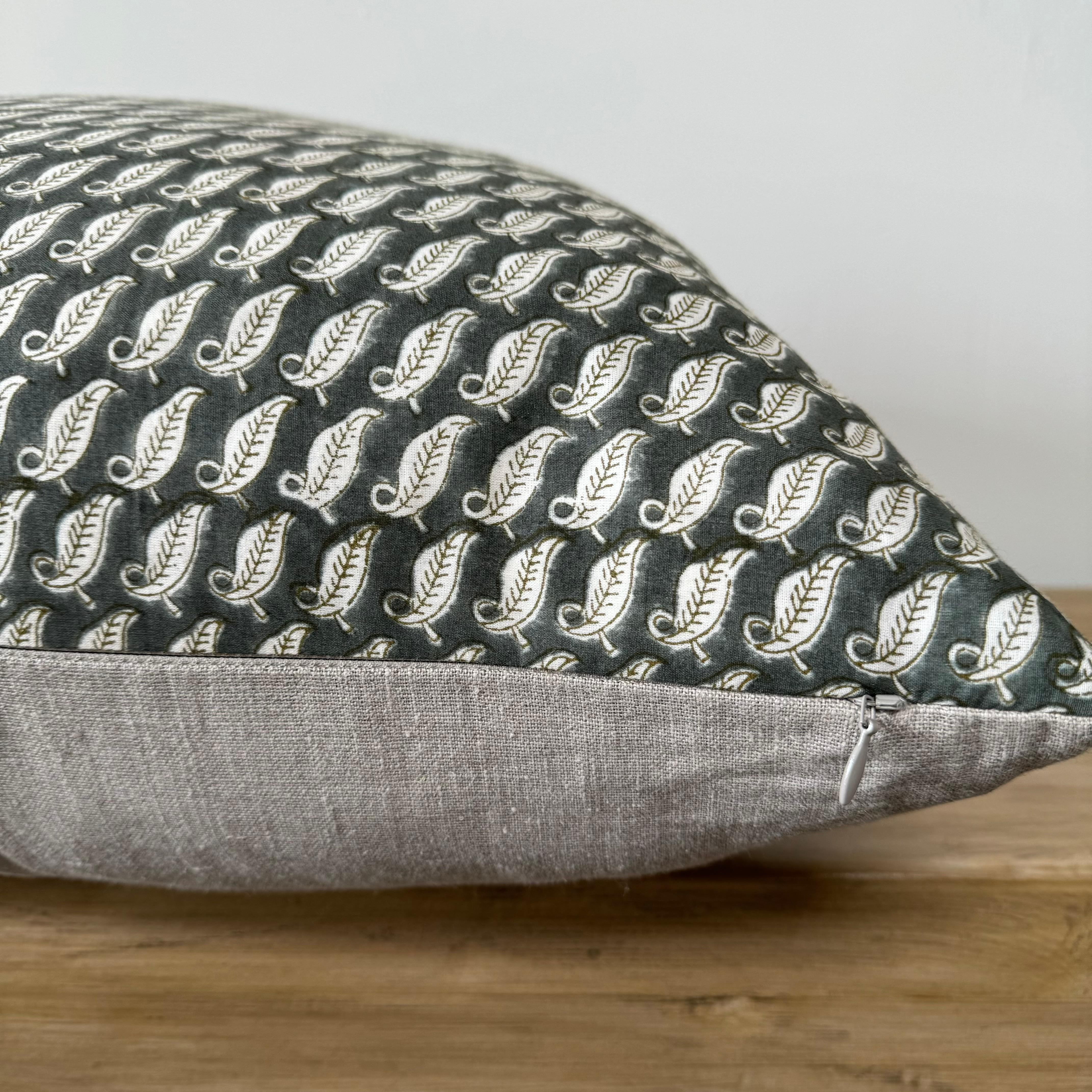 Coussin en lin bloqué à la main avec insert de plumes de duvet en vente 2