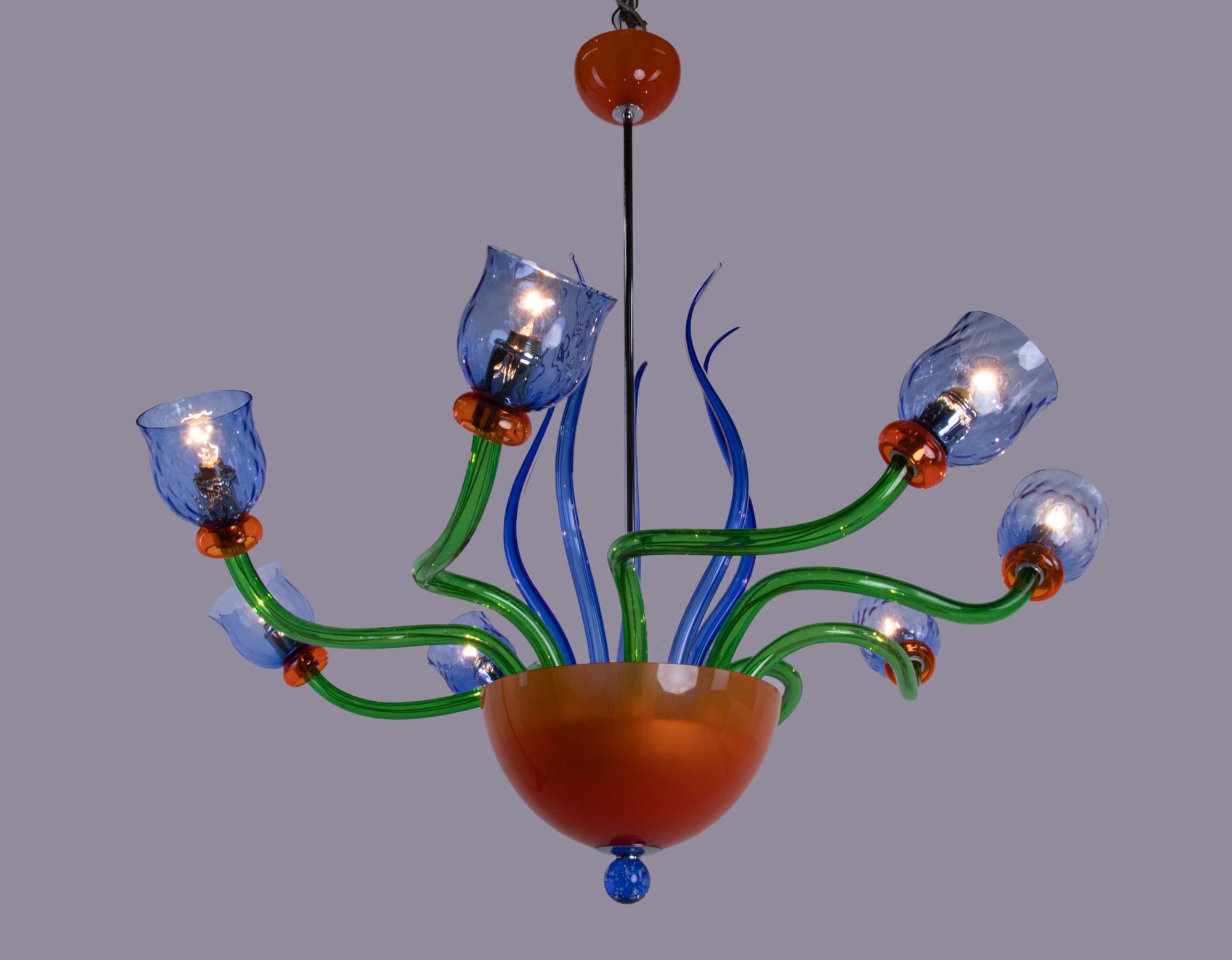 Splendido lampadario a otto luci in vetro di Murano policromo nello stile dei disegni di Gio Ponti del 1900. Il lampadario si illumina magnificamente e offre una grande quantità di luce. Una gemma dell'epoca. Con questa luce puoi dare un'impronta