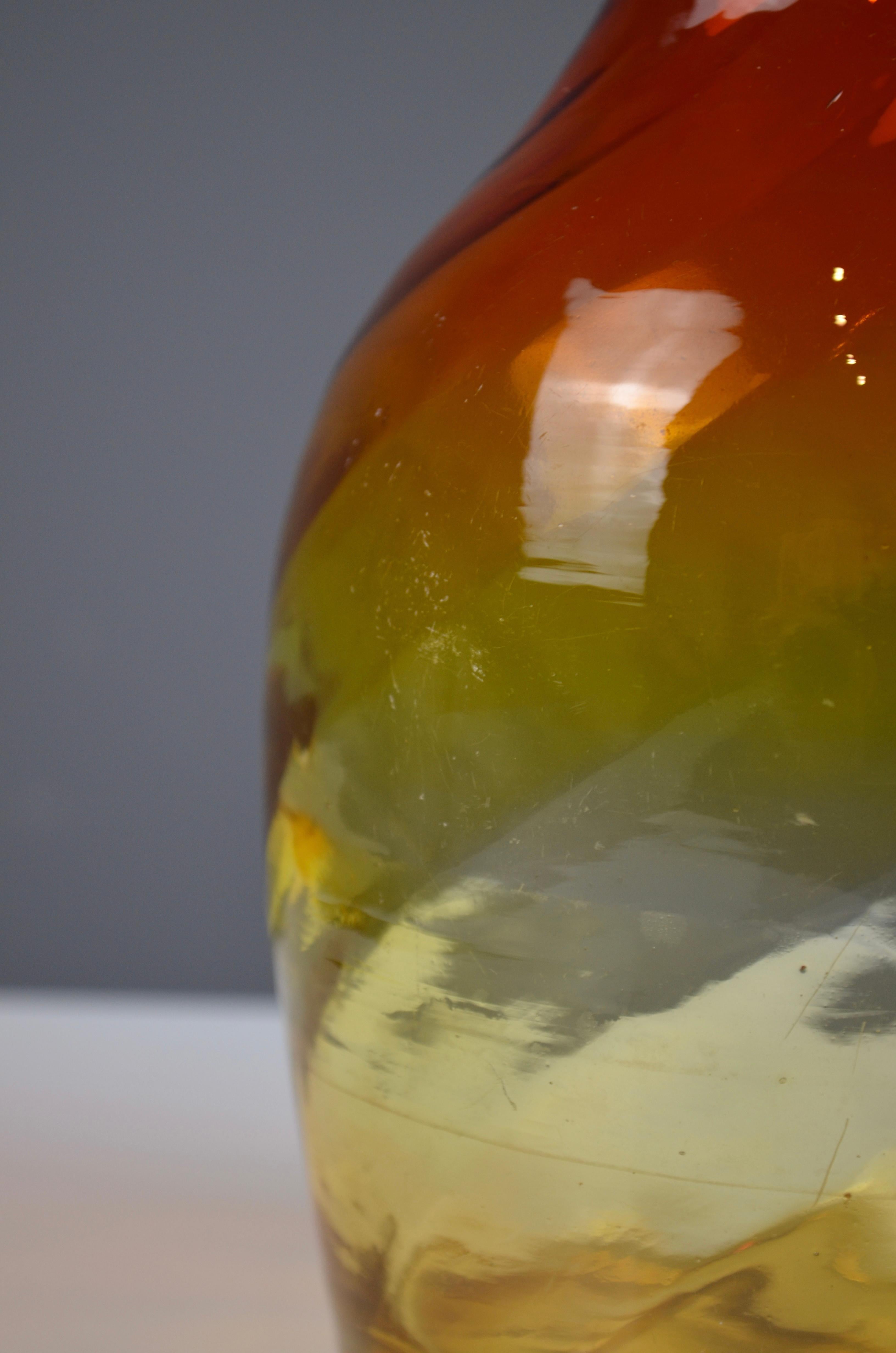 Mid-Century moderno Hand-Blown amberina Art Glass Vase by Blenko in vendita