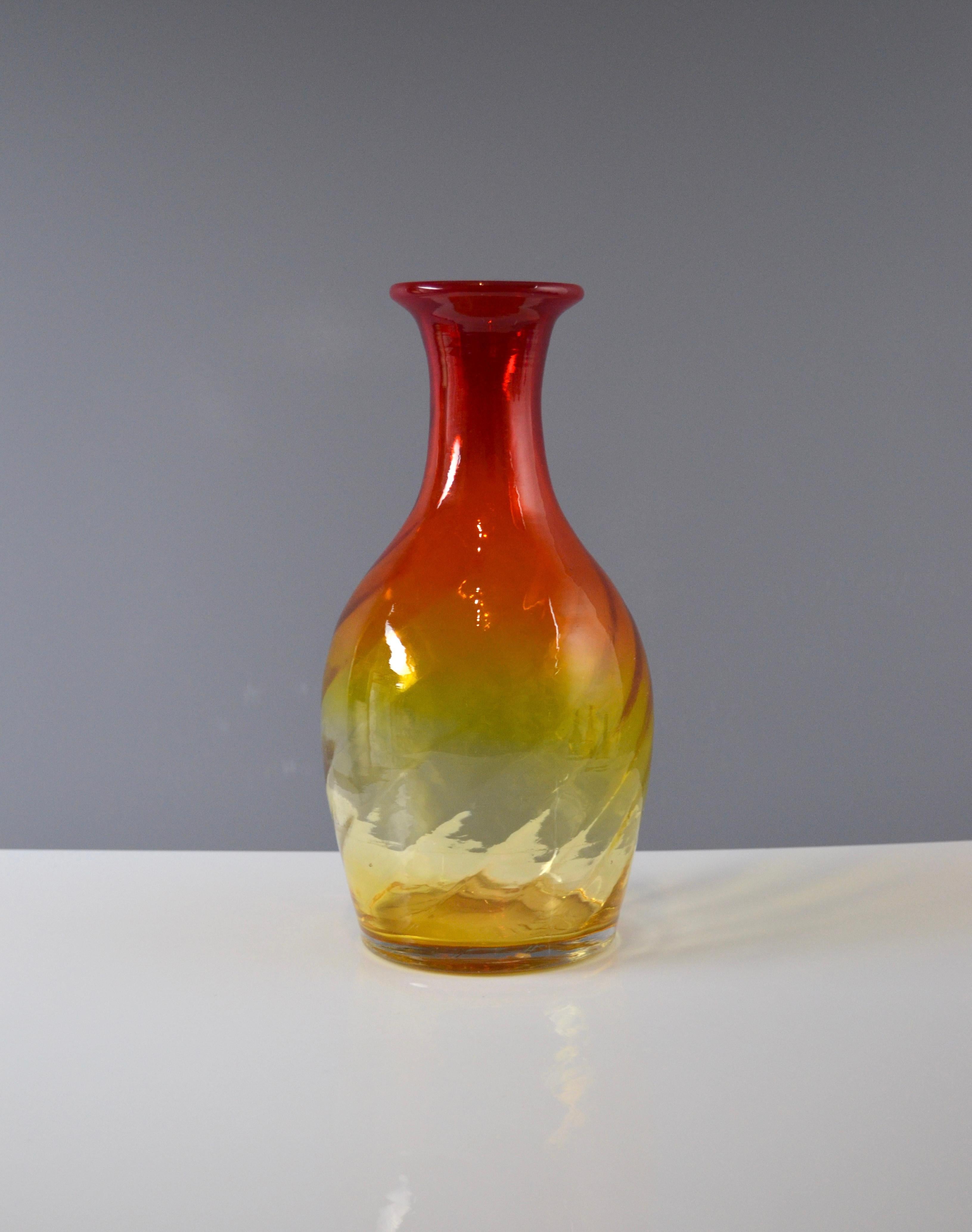 Metà XX secolo Hand-Blown amberina Art Glass Vase by Blenko in vendita
