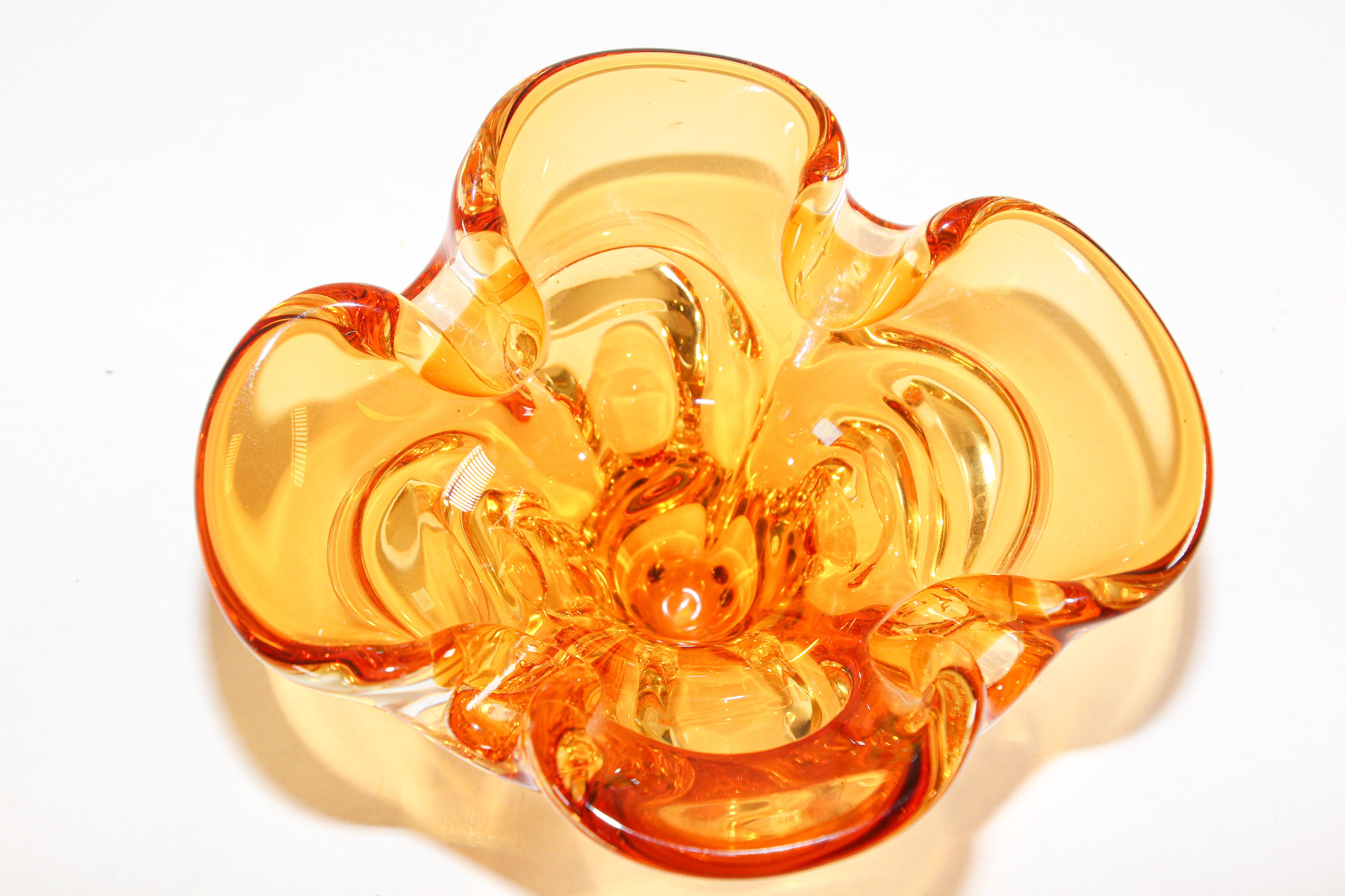 Gorgeous vintage amber and gold Murano Venetian style hand blown art glass decorative bowl.
This stunning bowl is a true objet d'art and can be used as a striking sculptural decoration.
Sculptural art glass organic form with beautiful gold and