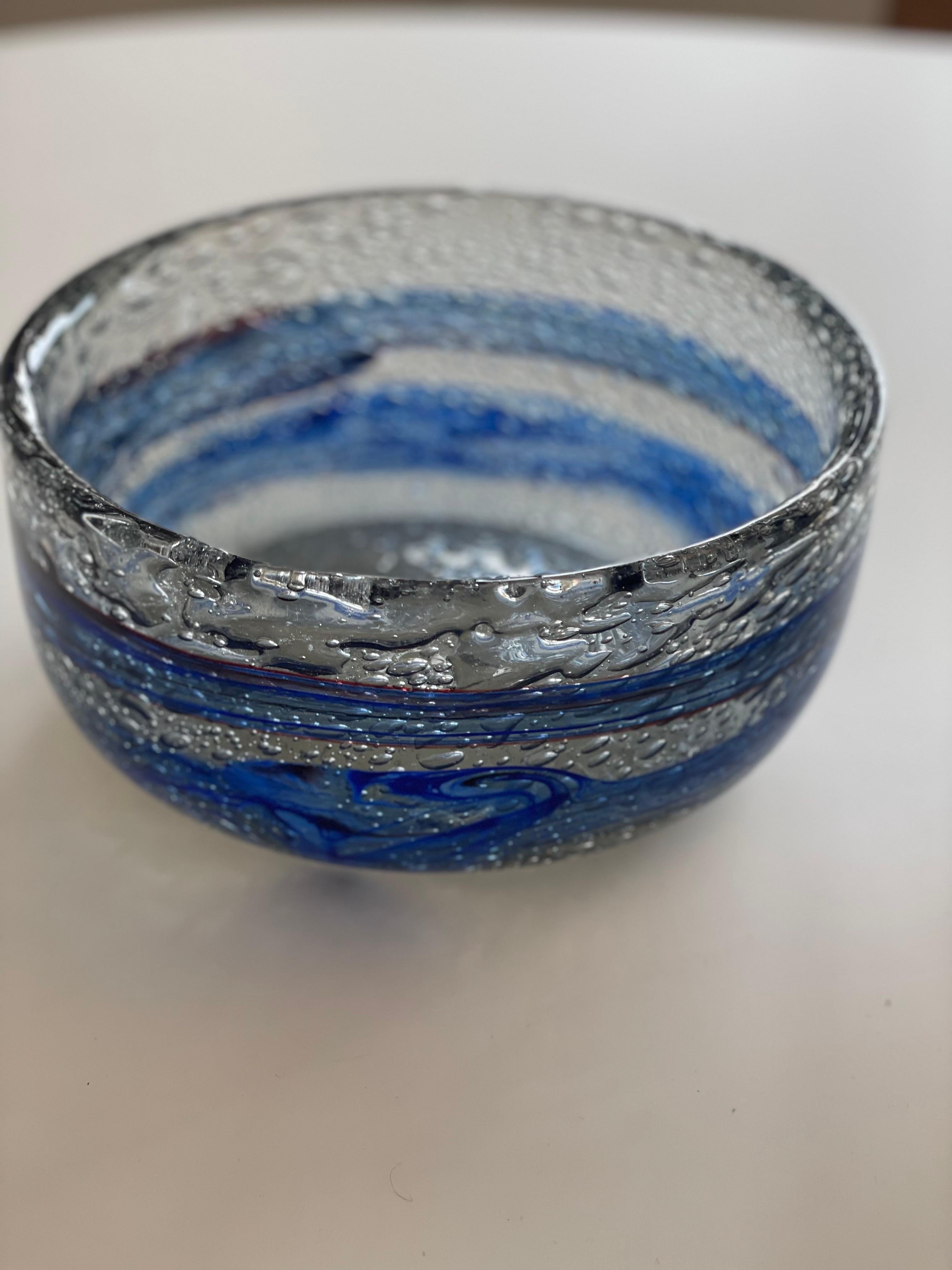 Norwegian Hand blown art glass bowl, Willy Johansson for Hadeland. Norway 1960s For Sale