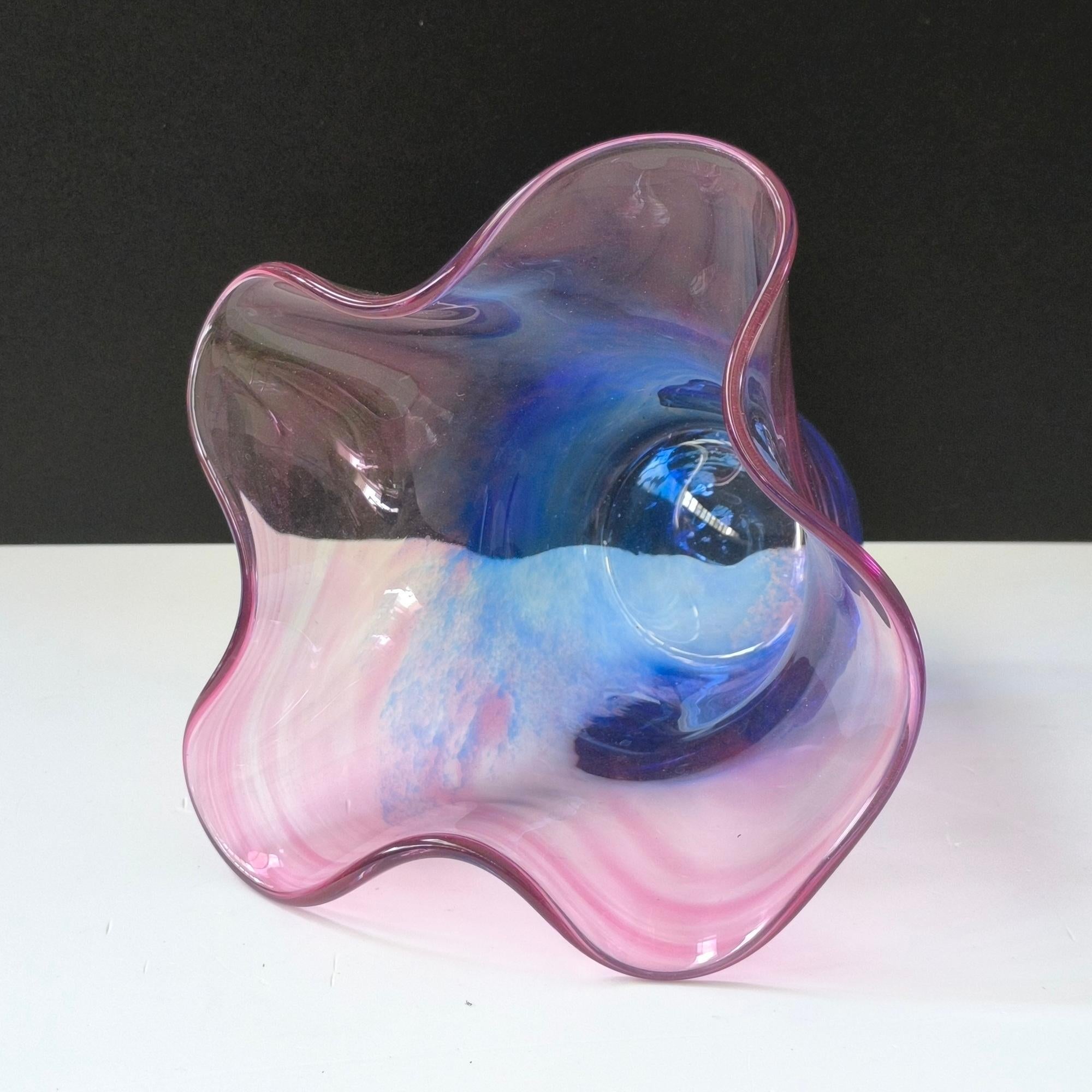 Vase aus mundgeblasenem Kunstglas - Farbverlauf von Rosa zu Blau mit skulpturalem, gerafftem Rand (Europäisch) im Angebot