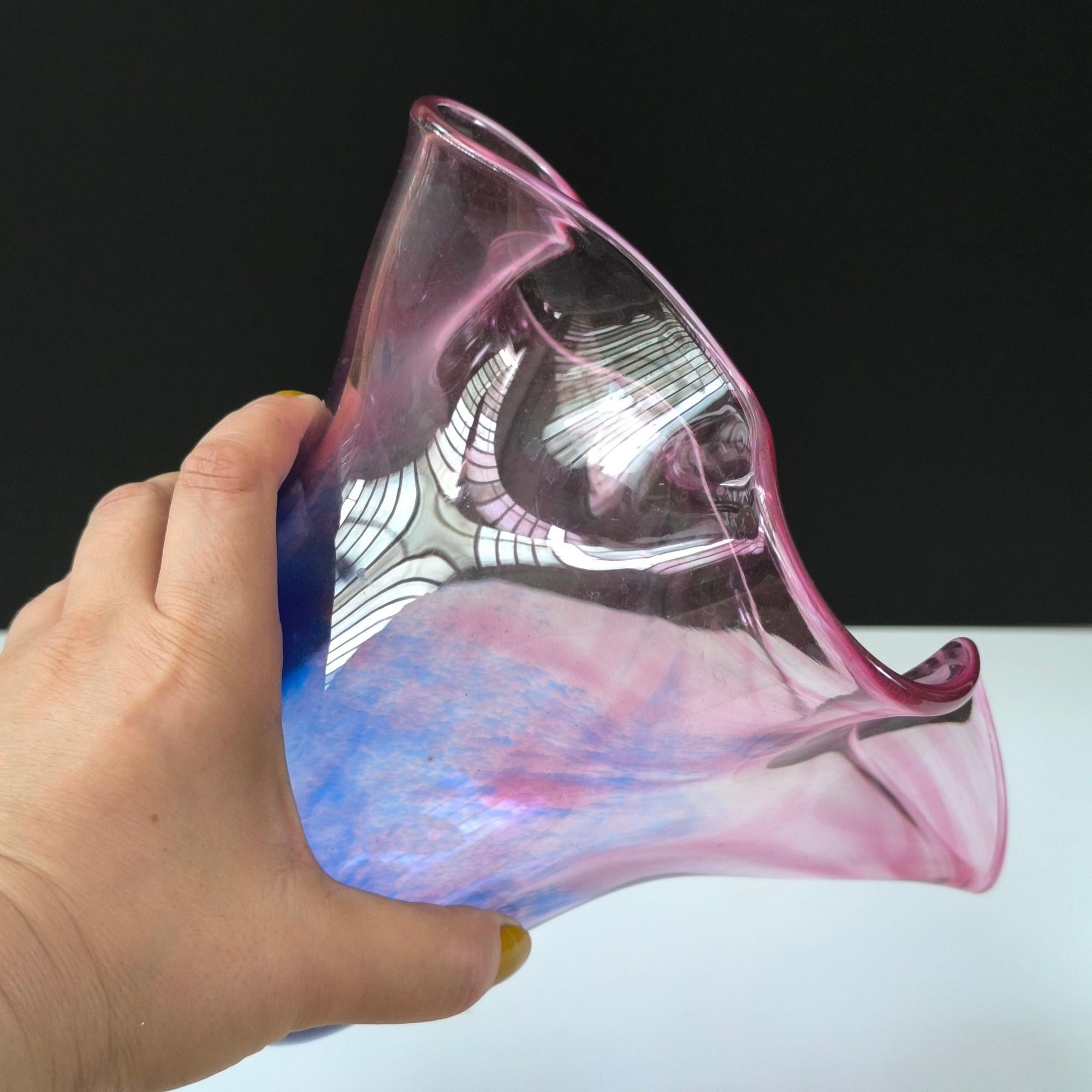 Vase aus mundgeblasenem Kunstglas - Farbverlauf von Rosa zu Blau mit skulpturalem, gerafftem Rand (Handgefertigt) im Angebot