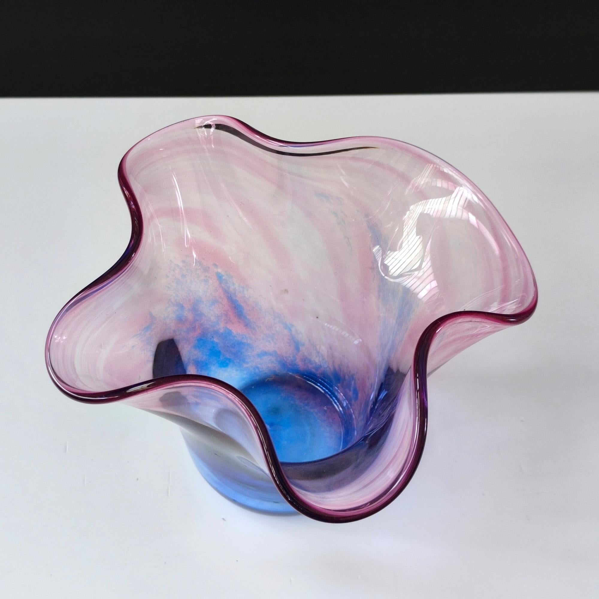 Vase aus mundgeblasenem Kunstglas - Farbverlauf von Rosa zu Blau mit skulpturalem, gerafftem Rand im Zustand „Hervorragend“ im Angebot in Bochum, NRW