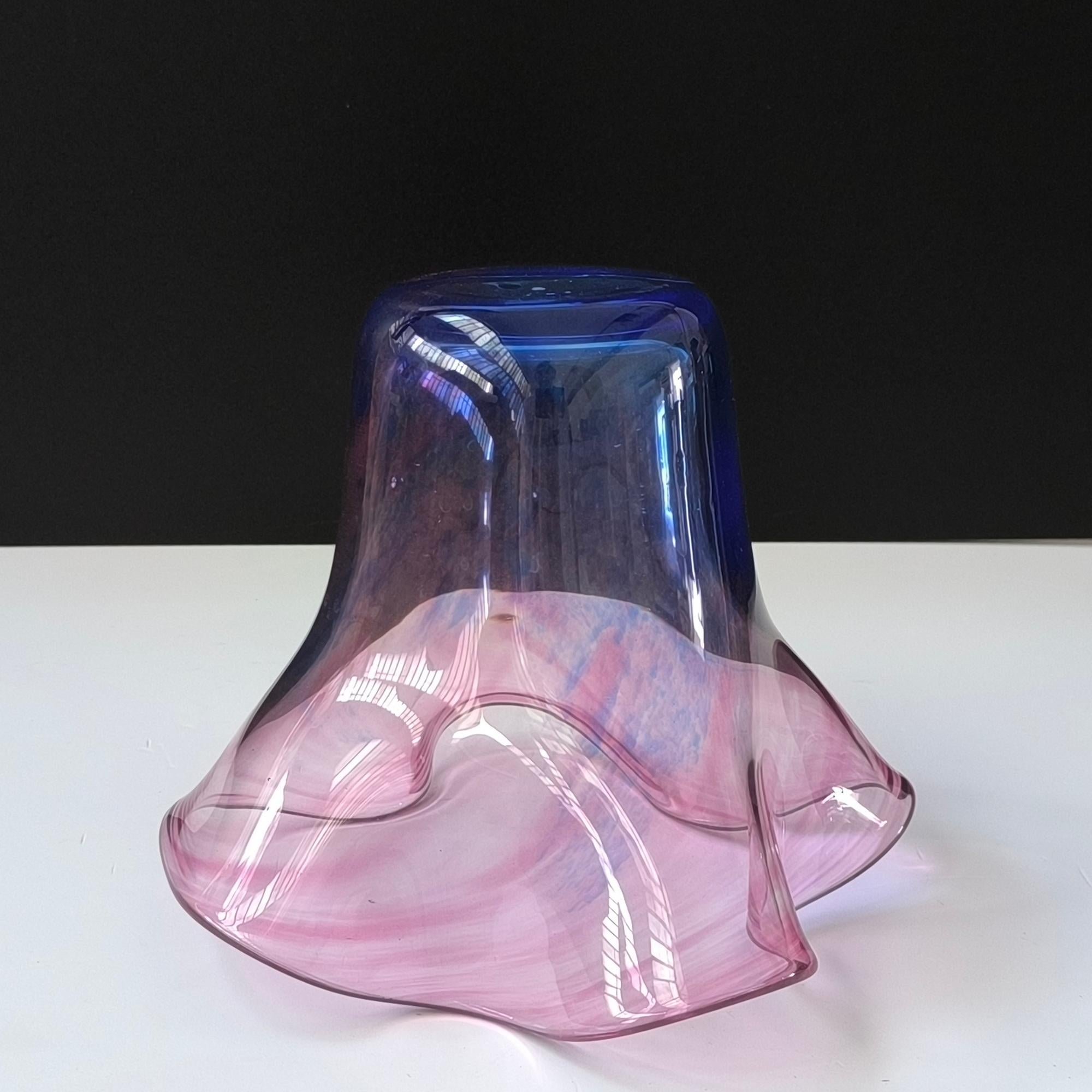 Vase aus mundgeblasenem Kunstglas - Farbverlauf von Rosa zu Blau mit skulpturalem, gerafftem Rand (20. Jahrhundert) im Angebot