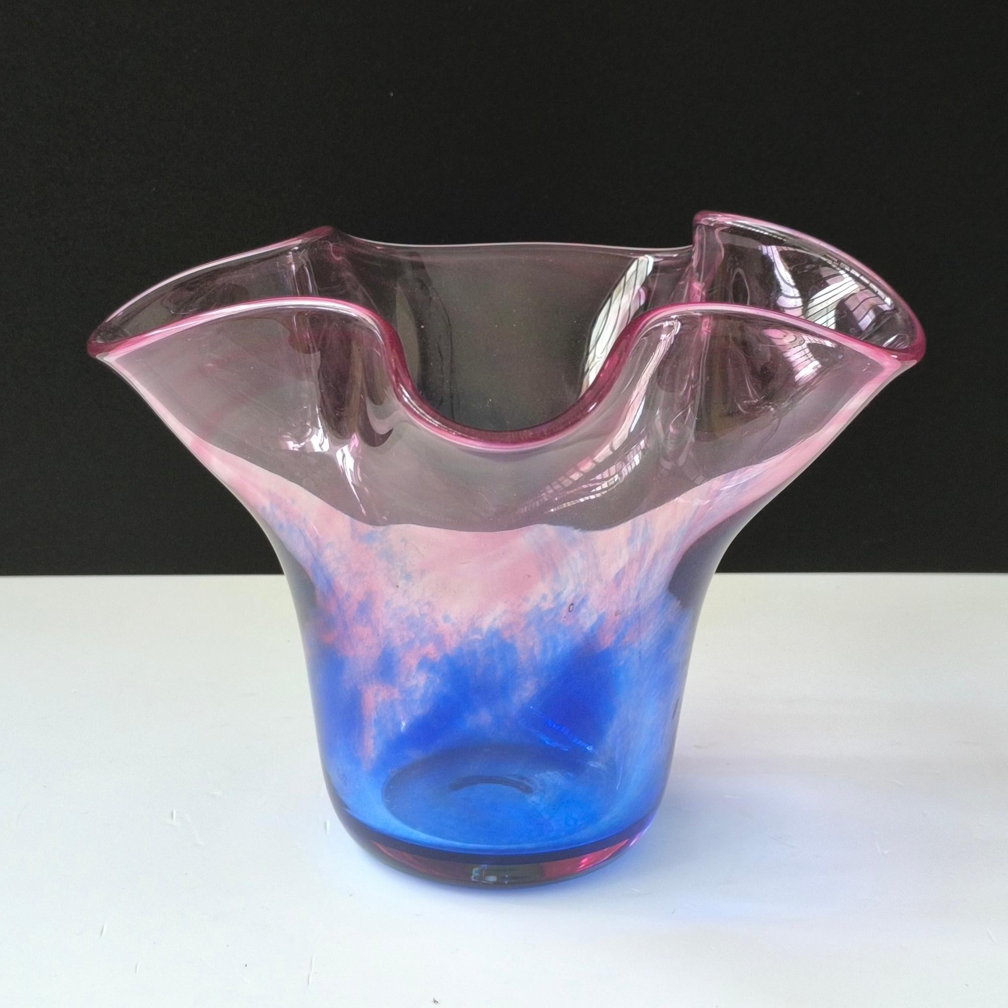 Vase aus mundgeblasenem Kunstglas - Farbverlauf von Rosa zu Blau mit skulpturalem, gerafftem Rand (Geblasenes Glas) im Angebot