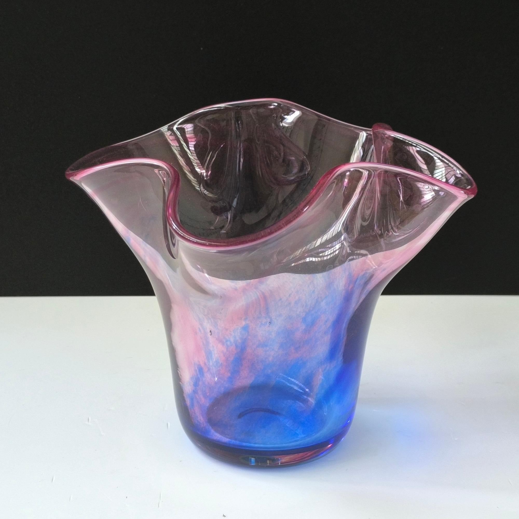 Vase aus mundgeblasenem Kunstglas - Farbverlauf von Rosa zu Blau mit skulpturalem, gerafftem Rand im Angebot 1