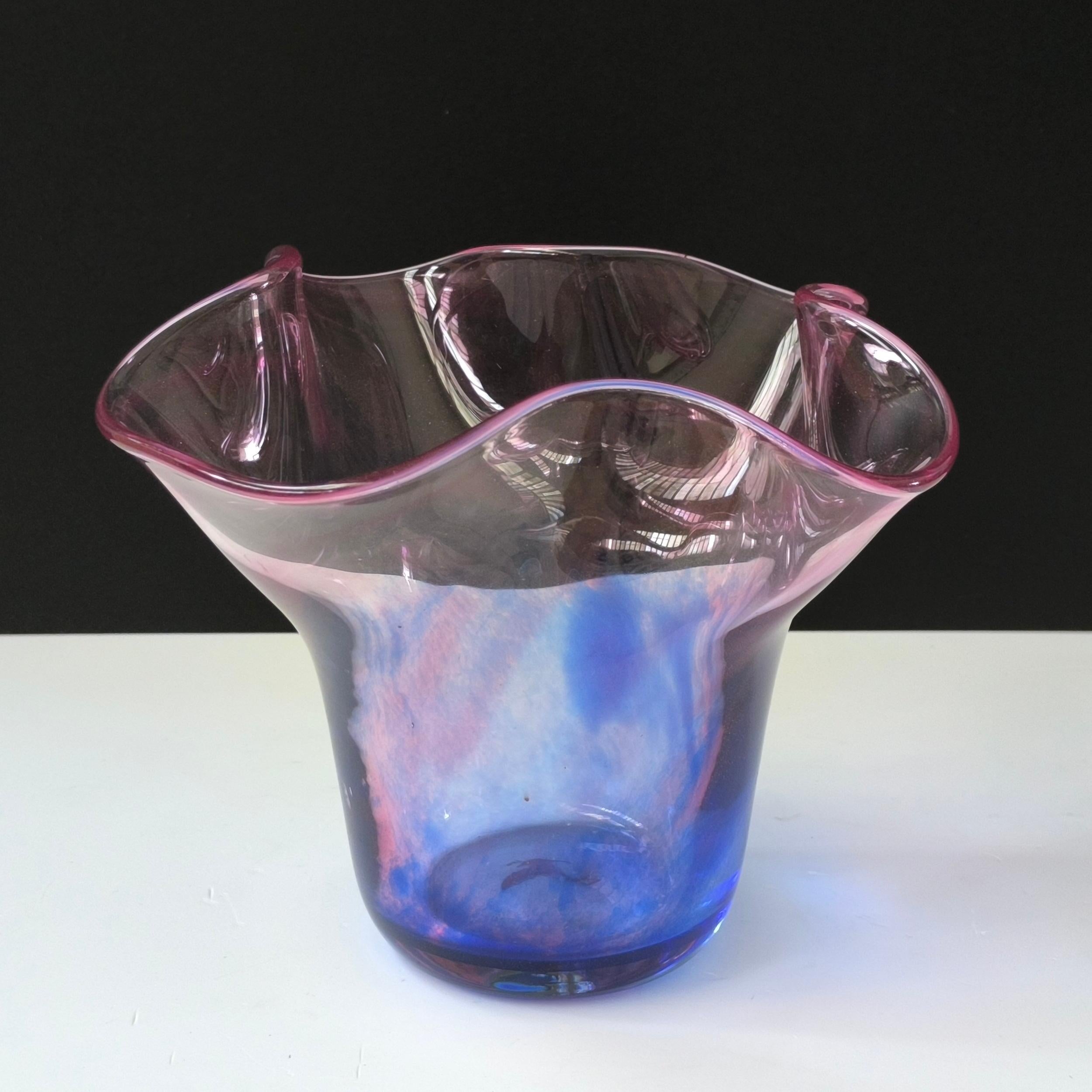 Vase aus mundgeblasenem Kunstglas - Farbverlauf von Rosa zu Blau mit skulpturalem, gerafftem Rand im Angebot 2