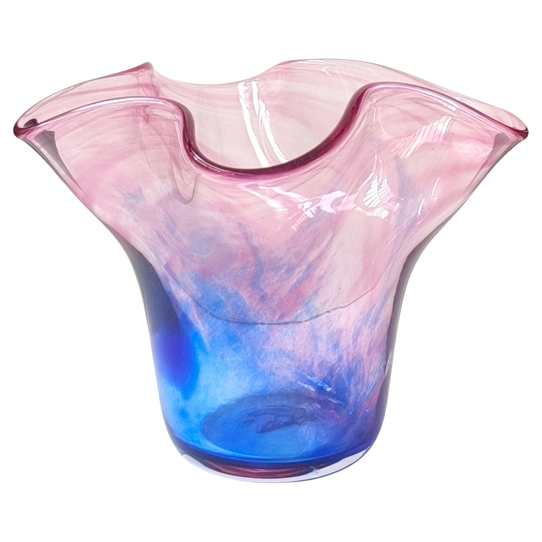 Vase aus mundgeblasenem Kunstglas - Farbverlauf von Rosa zu Blau mit skulpturalem, gerafftem Rand im Angebot