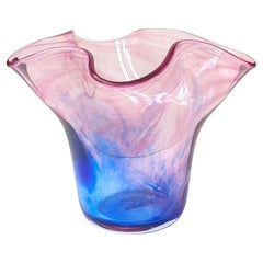Vase aus mundgeblasenem Kunstglas - Farbverlauf von Rosa zu Blau mit skulpturalem, gerafftem Rand