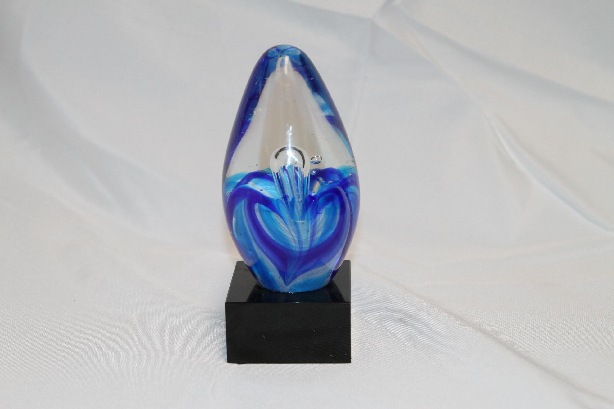 Américain Verre d'art bleu soufflé à la main en vente