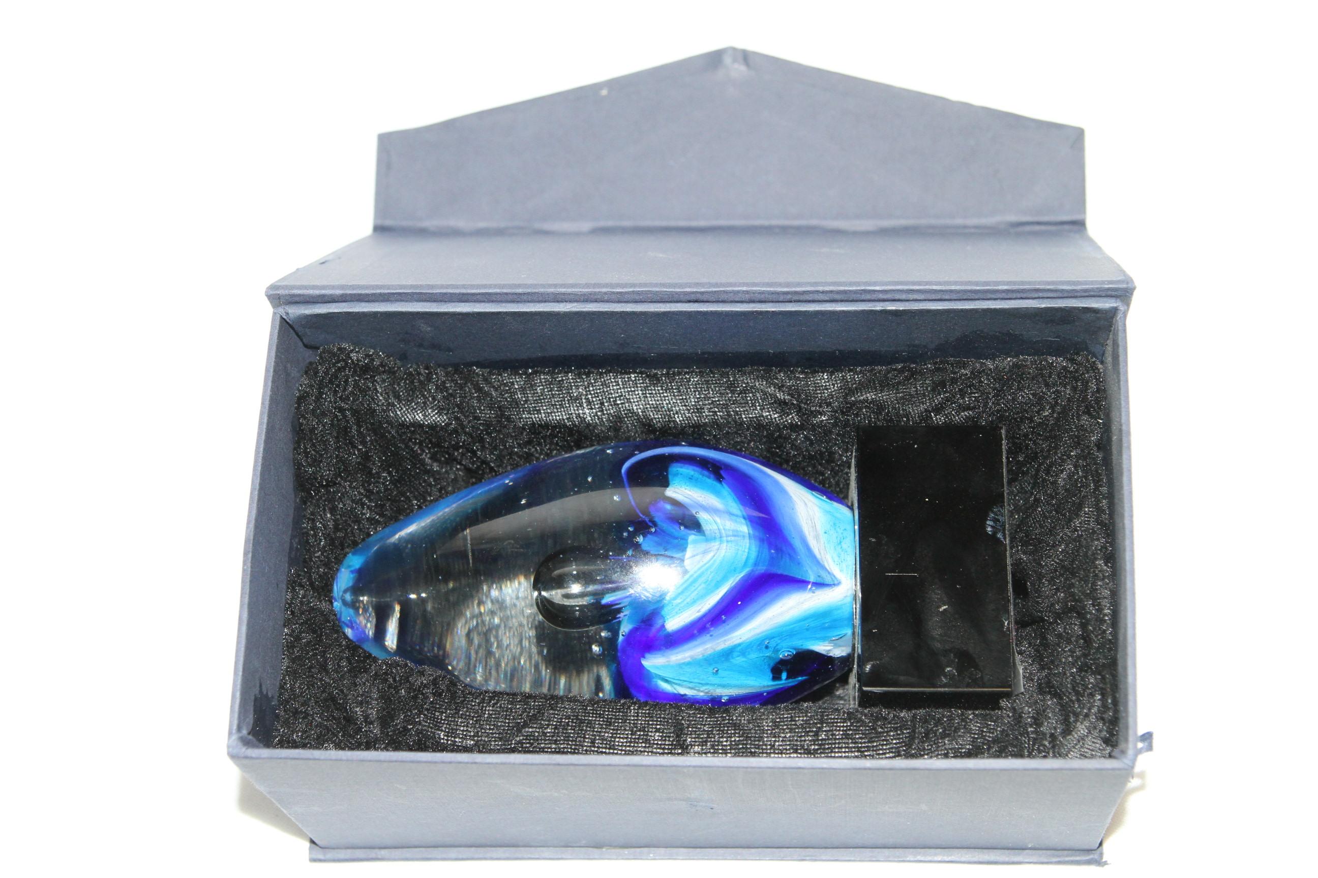 Verre d'art bleu soufflé à la main Bon état - En vente à Pasadena, TX
