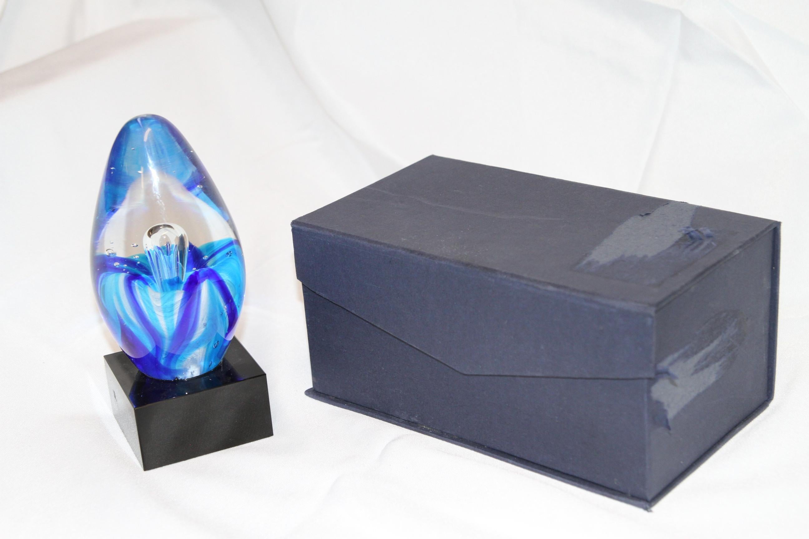 20ième siècle Verre d'art bleu soufflé à la main en vente