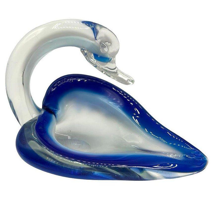 Original plato de cisne de cristal artístico de Murano soplado a mano que muestra un cisne con la cabeza apoyada cerca del ala. Fabricada en cristal transparente con detalles azules, combina curvas suaves con una funcionalidad sencilla. Su tamaño