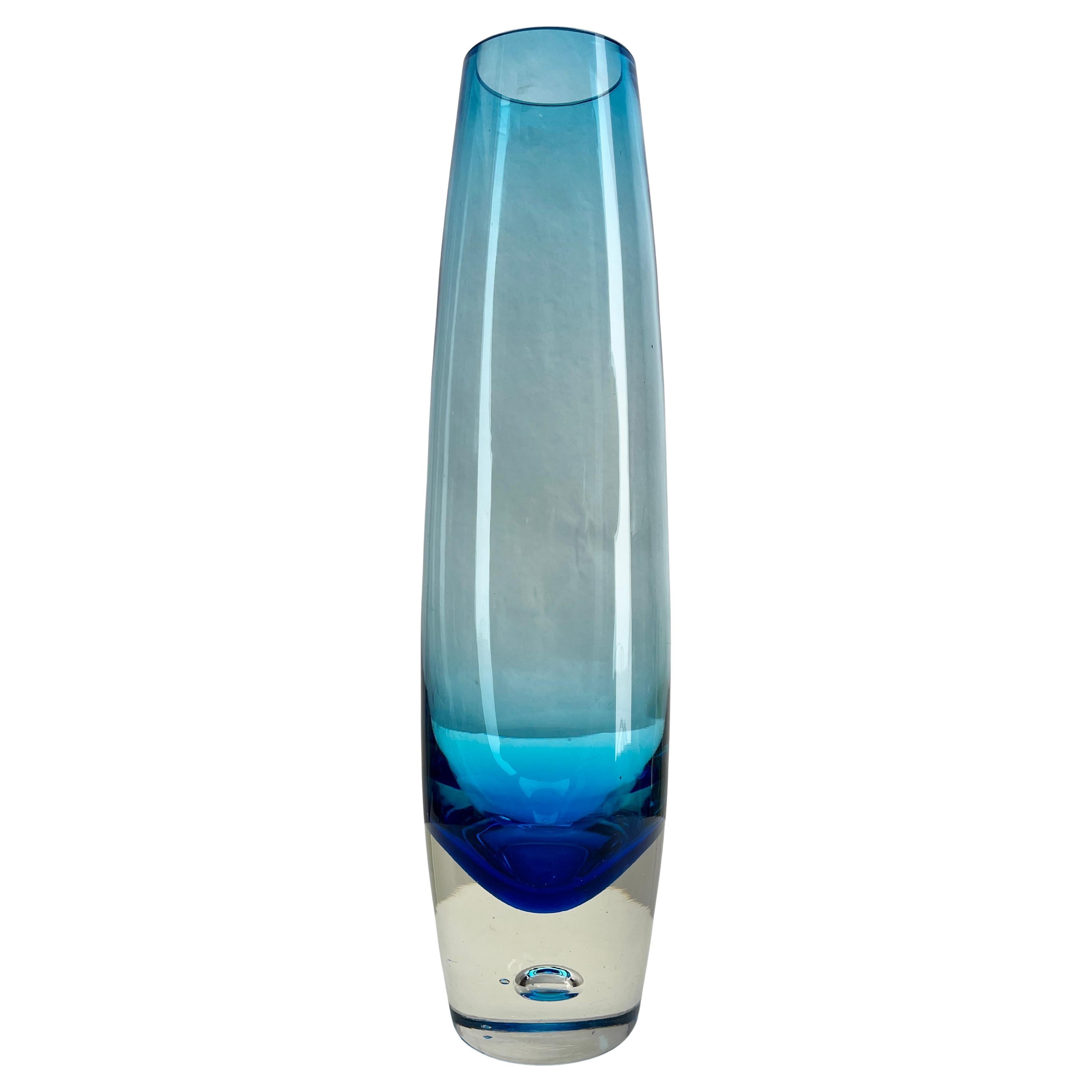 Grand vase bleu soufflé à la bouche avec bulle en verre par Bo Borgström, Åseda
Suède depuis les années 1960.

Bo Borgström (1929-) est l'un des représentants les plus connus de l'illustre design de verre suédois du XXe siècle. Il a été le directeur