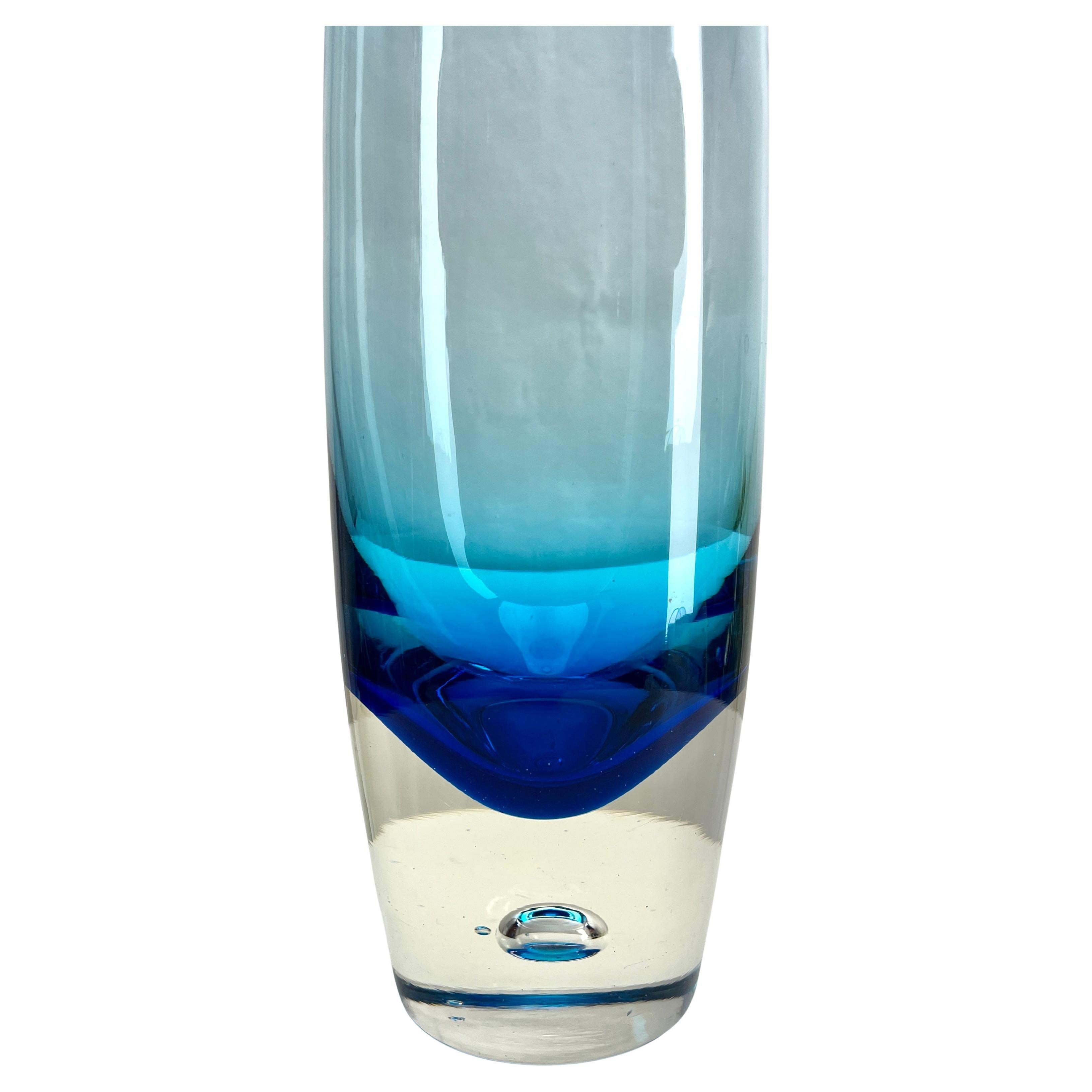 Mid-Century Modern Vase bleu avec bulle soufflé à la main par Bo Borgström, Åseda, Suède, dans les années 1960. en vente
