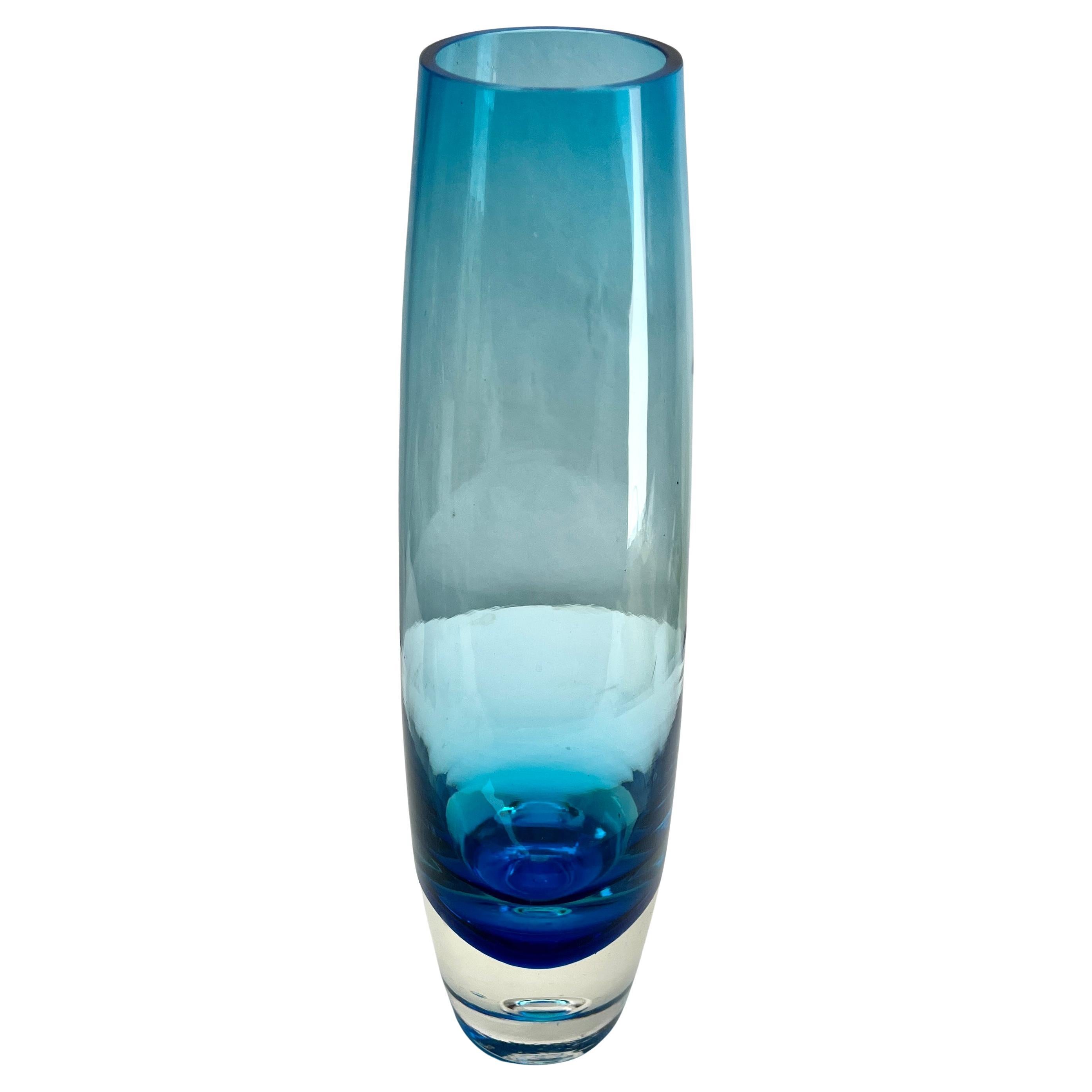 Suédois Vase bleu avec bulle soufflé à la main par Bo Borgström, Åseda, Suède, dans les années 1960. en vente