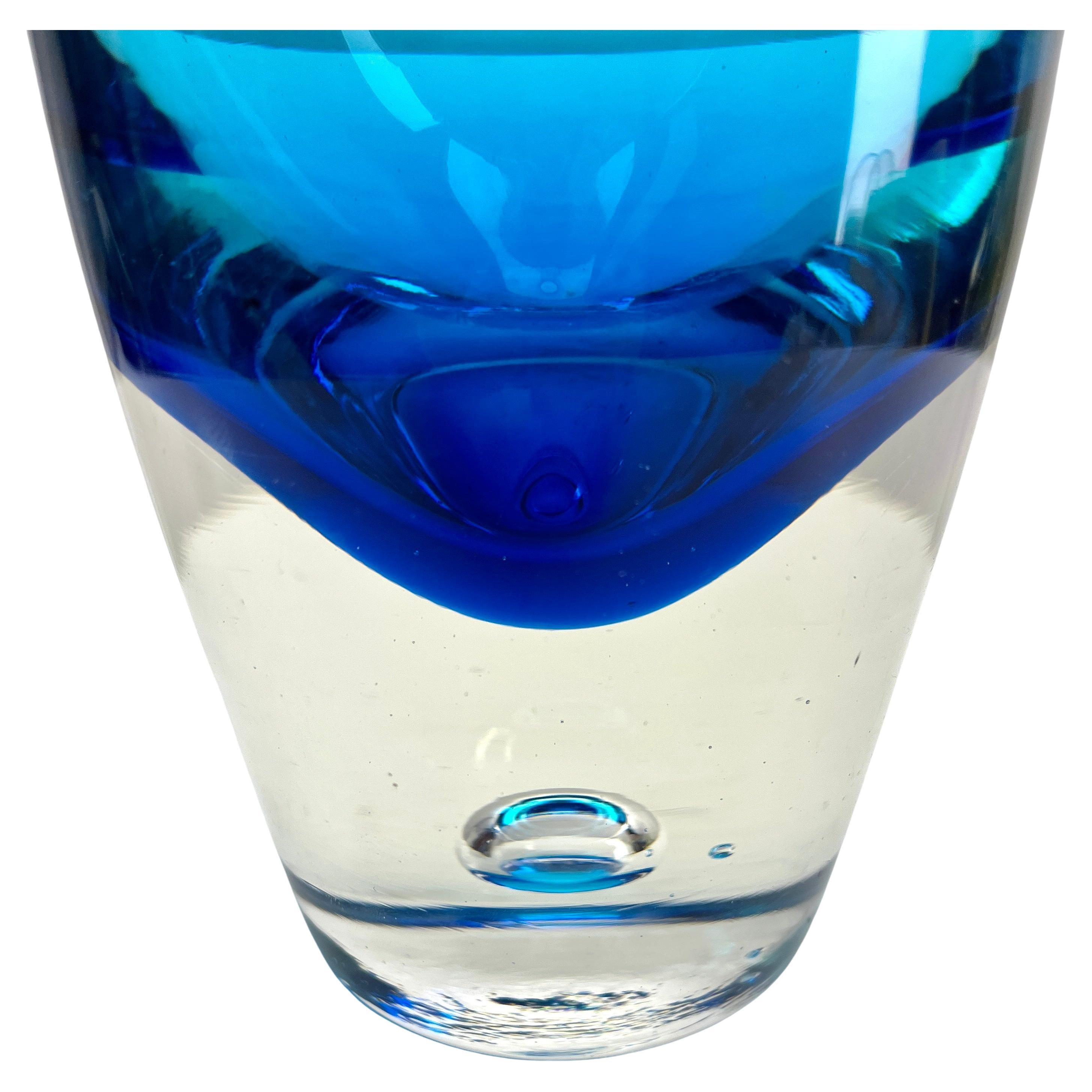 Vase bleu avec bulle soufflé à la main par Bo Borgström, Åseda, Suède, dans les années 1960. Bon état - En vente à Verviers, BE