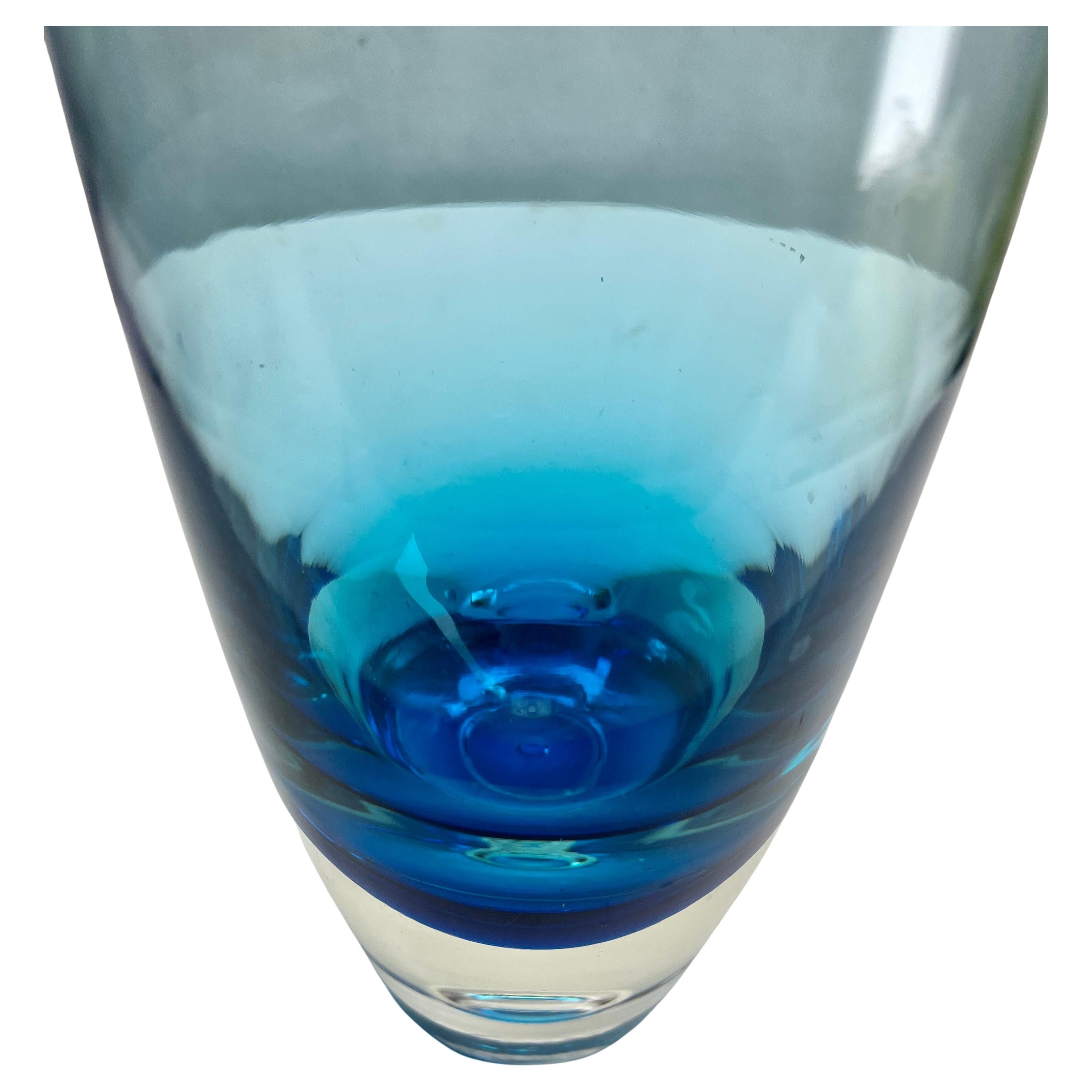 Verre d'art Vase bleu avec bulle soufflé à la main par Bo Borgström, Åseda, Suède, dans les années 1960. en vente