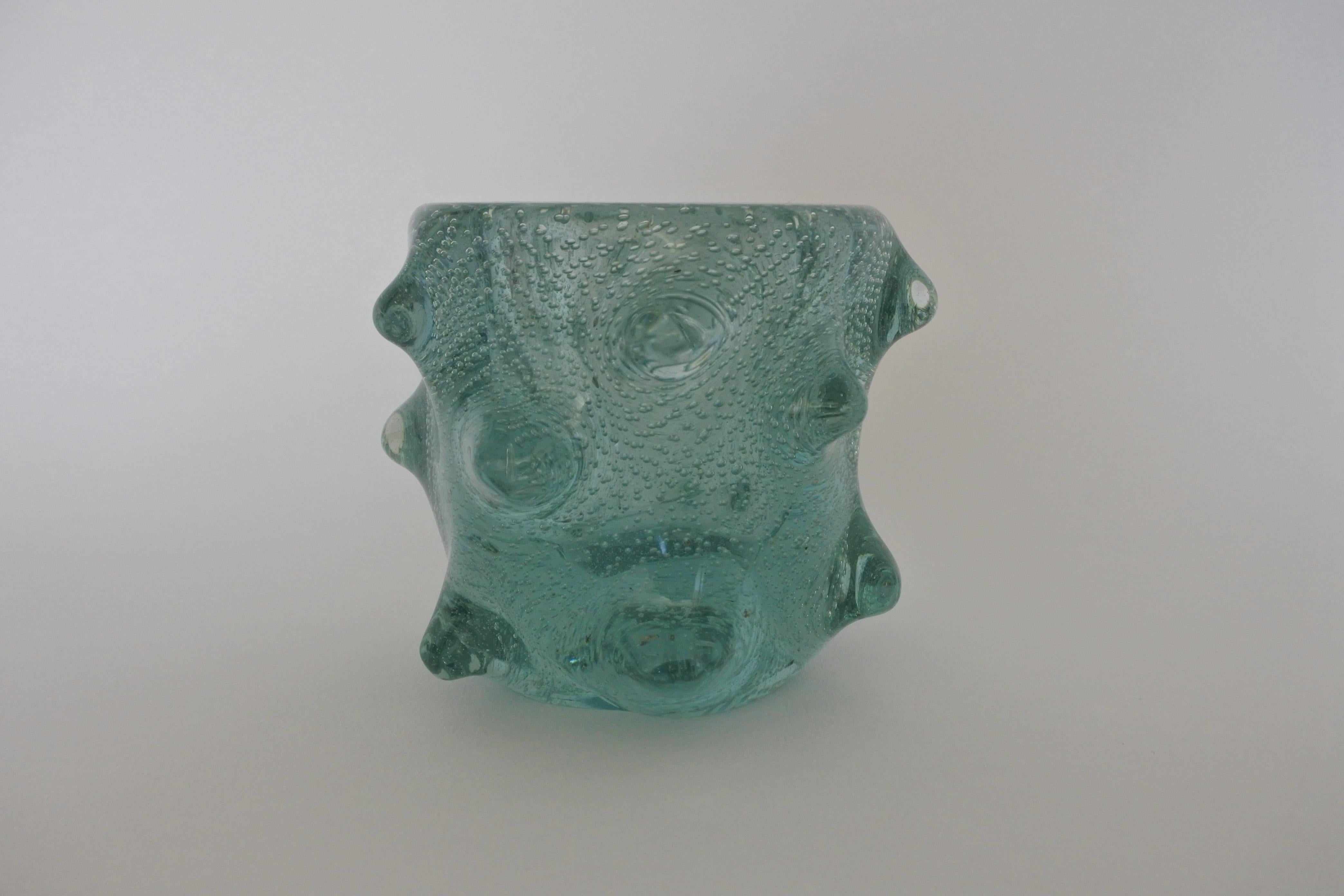 Vase aus mundgeblasenem Blasenglas.
Wird Venini zugeschrieben.
Hergestellt in Italien in den 1960er Jahren.

Aus einer einzigartigen Sammlung von Venini-Glas.