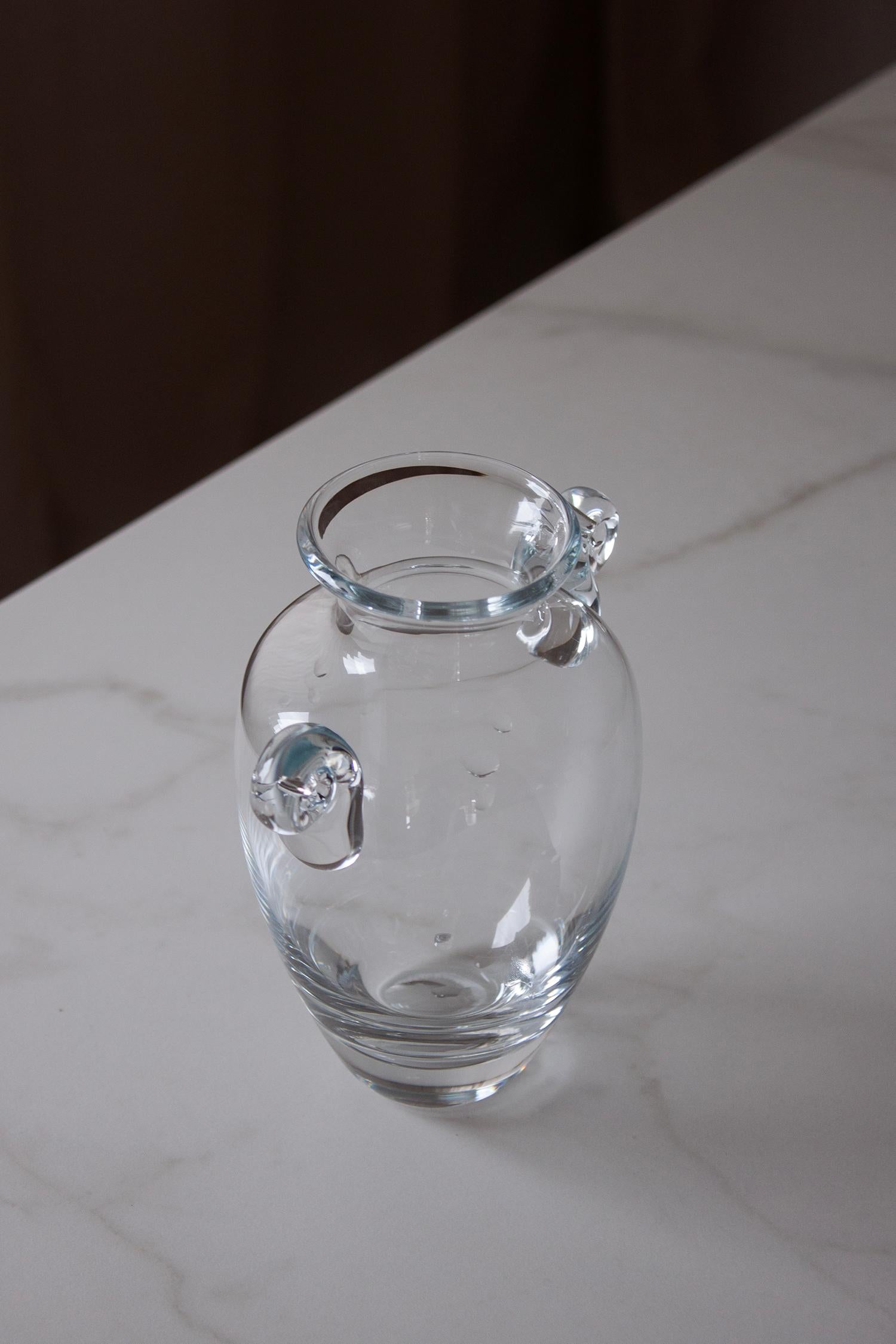 Hand-Blown Clear Glass Amphora Vase with Scroll Handles In Good Condition For Sale In Rümmingen, BW